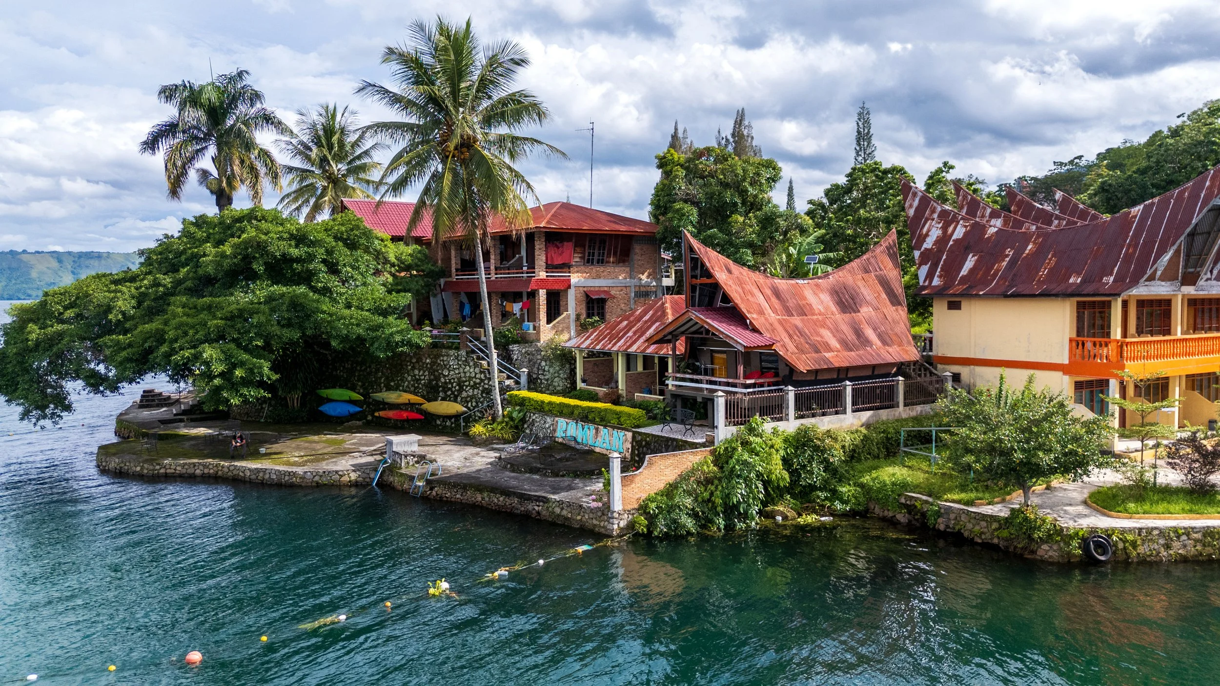 Guesthouses colorées au bord des eaux turquoise du lac Toba à Samosir