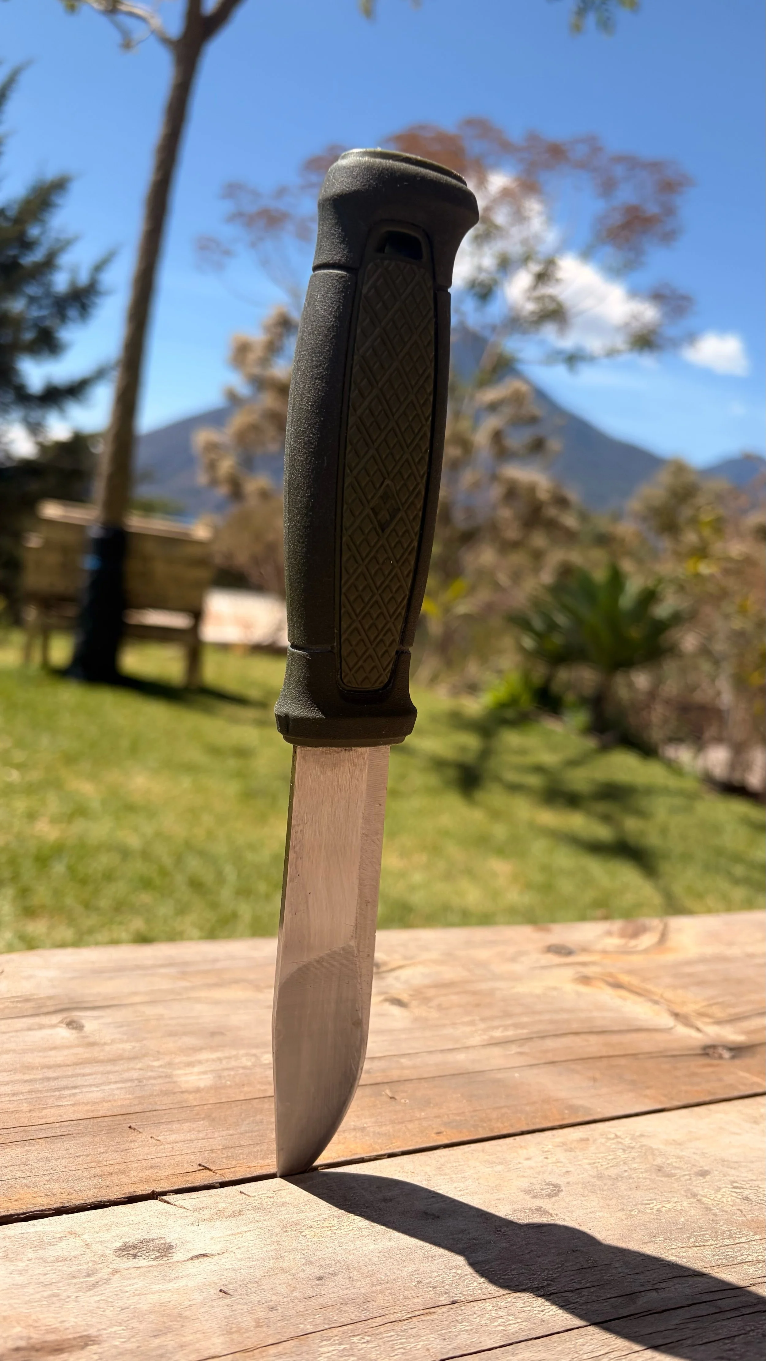 Couteau Morakniv planté dans une planche en bois lors d'un bivouac