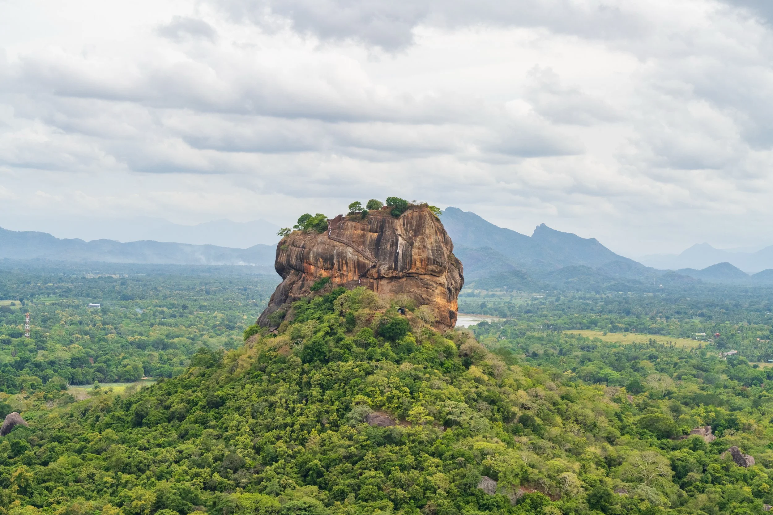 Le Rocher du Lion de Sigiriya dominant la jungle des plaines centrales du Sri Lanka