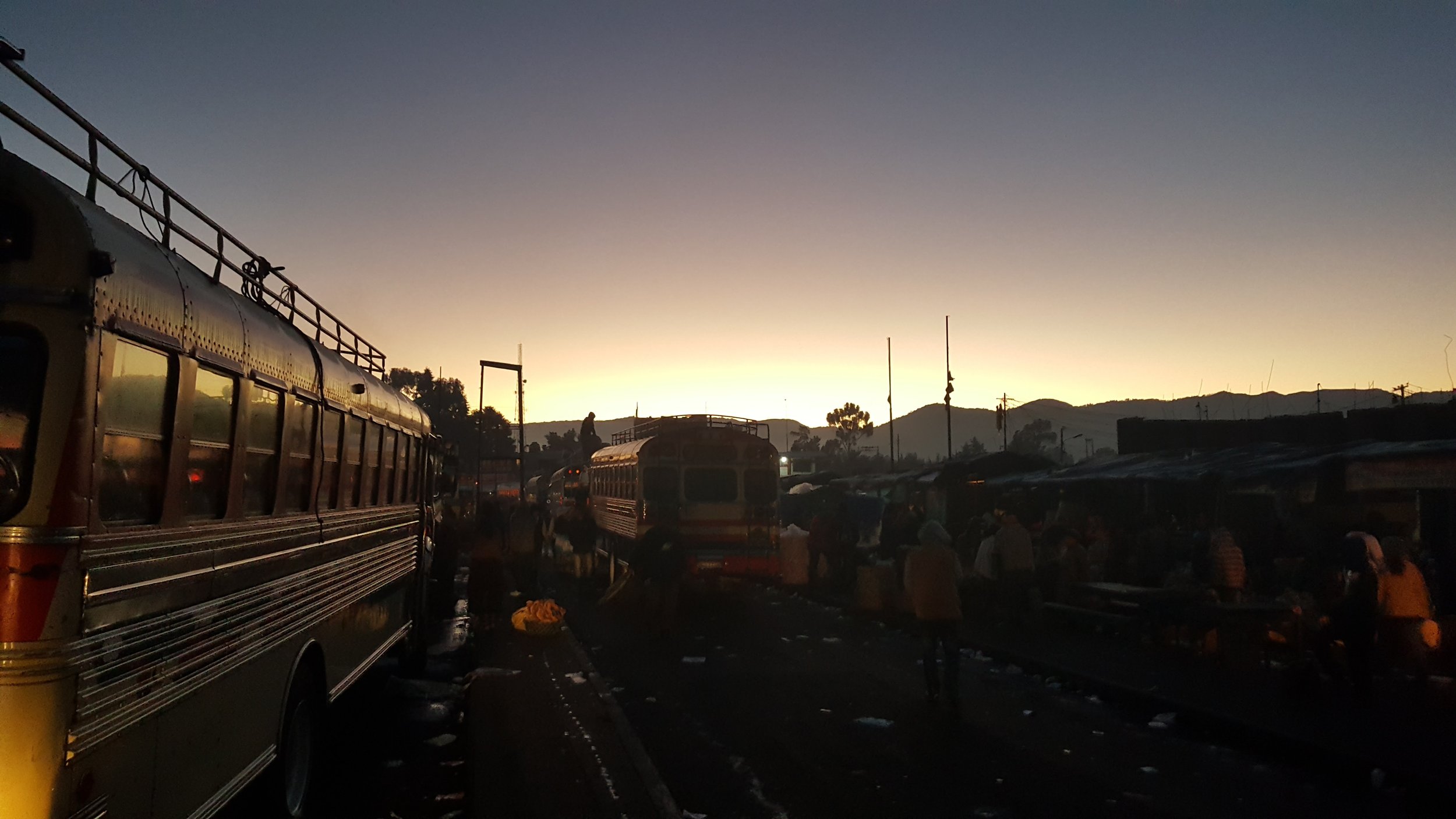 Départ de nuit en chicken bus depuis Xela pour l'ascension du volcan Tajumulco