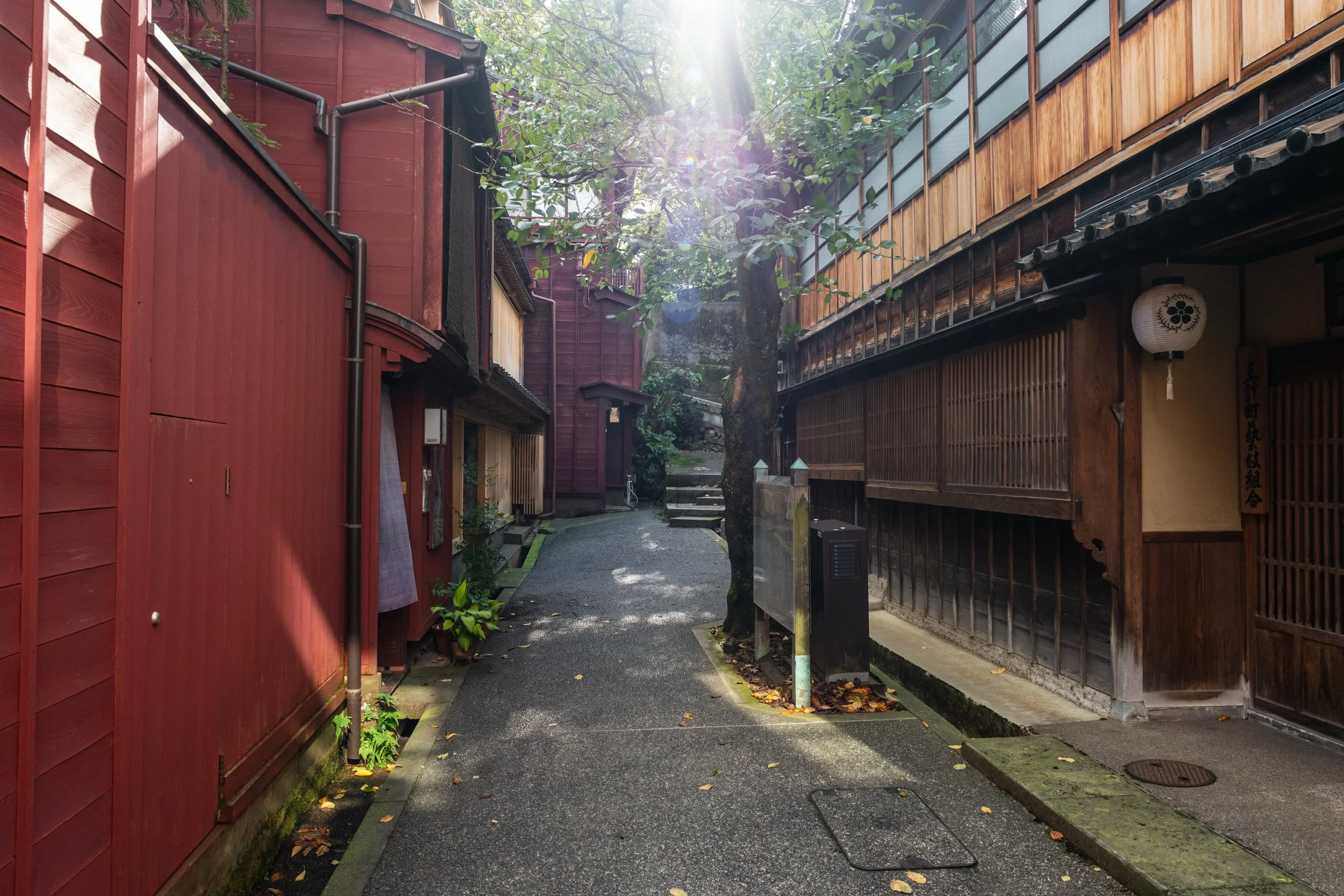 Ruelle et murs de terre du quartier des samouraïs de Nagamachi à Kanazawa