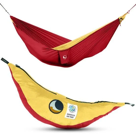 Hamacs de voyage ultralégers rouge et jaune avec leur sac de rangement