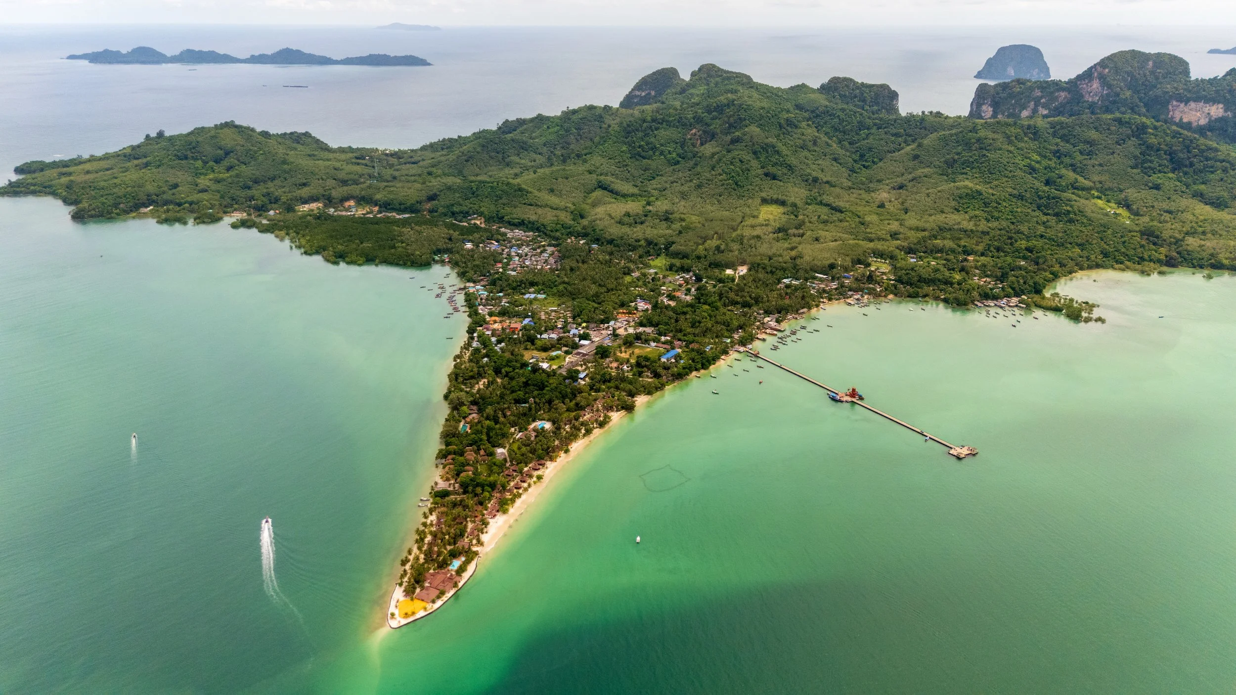 Vue aérienne de l'île de Koh Mook et de son ponton dans la mer d'Andaman