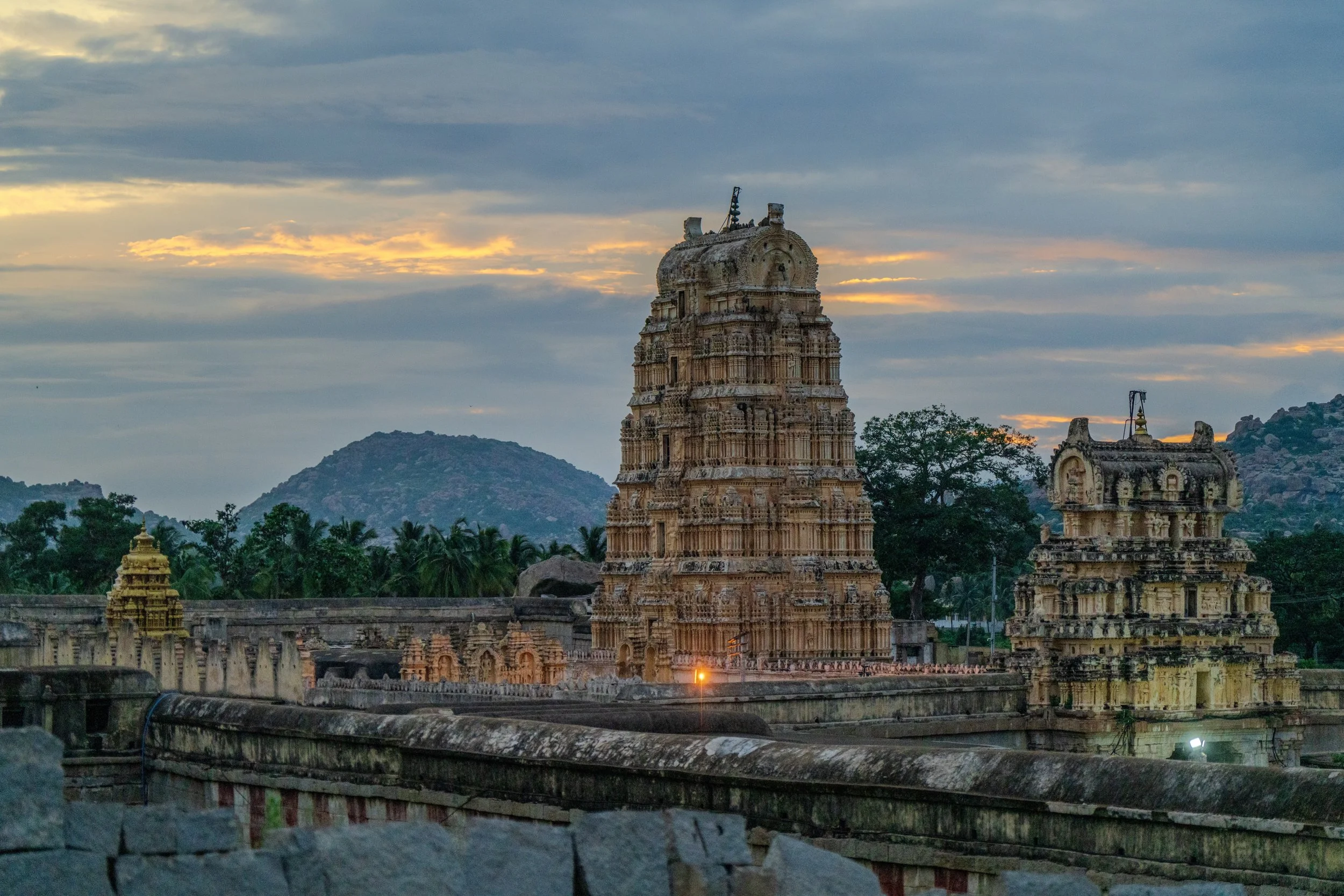 Temple de Virupaksha illuminé au coucher du soleil vu depuis les collines de Hampi