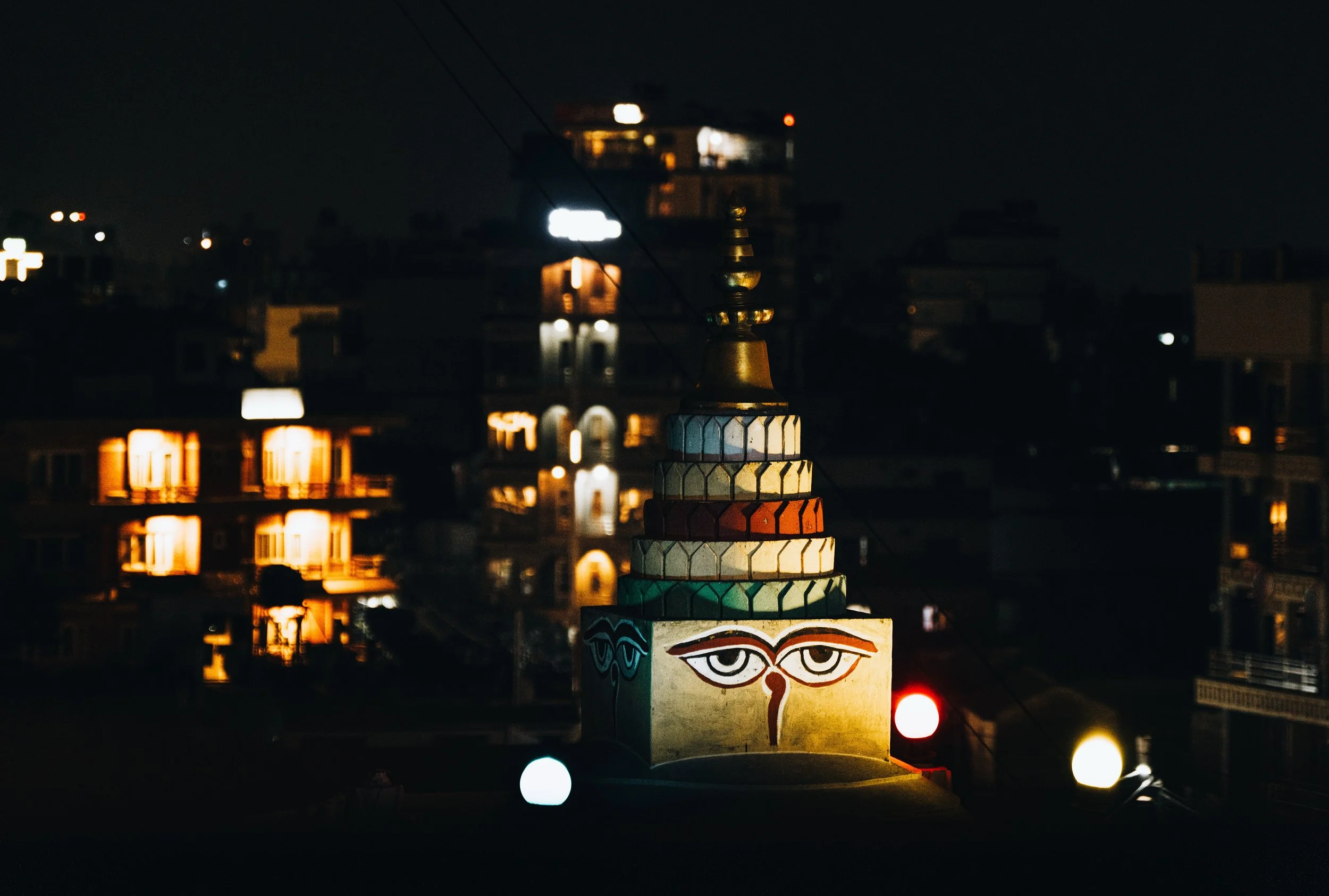 Façades illuminées et fresque du quartier de Lakeside à Pokhara la nuit