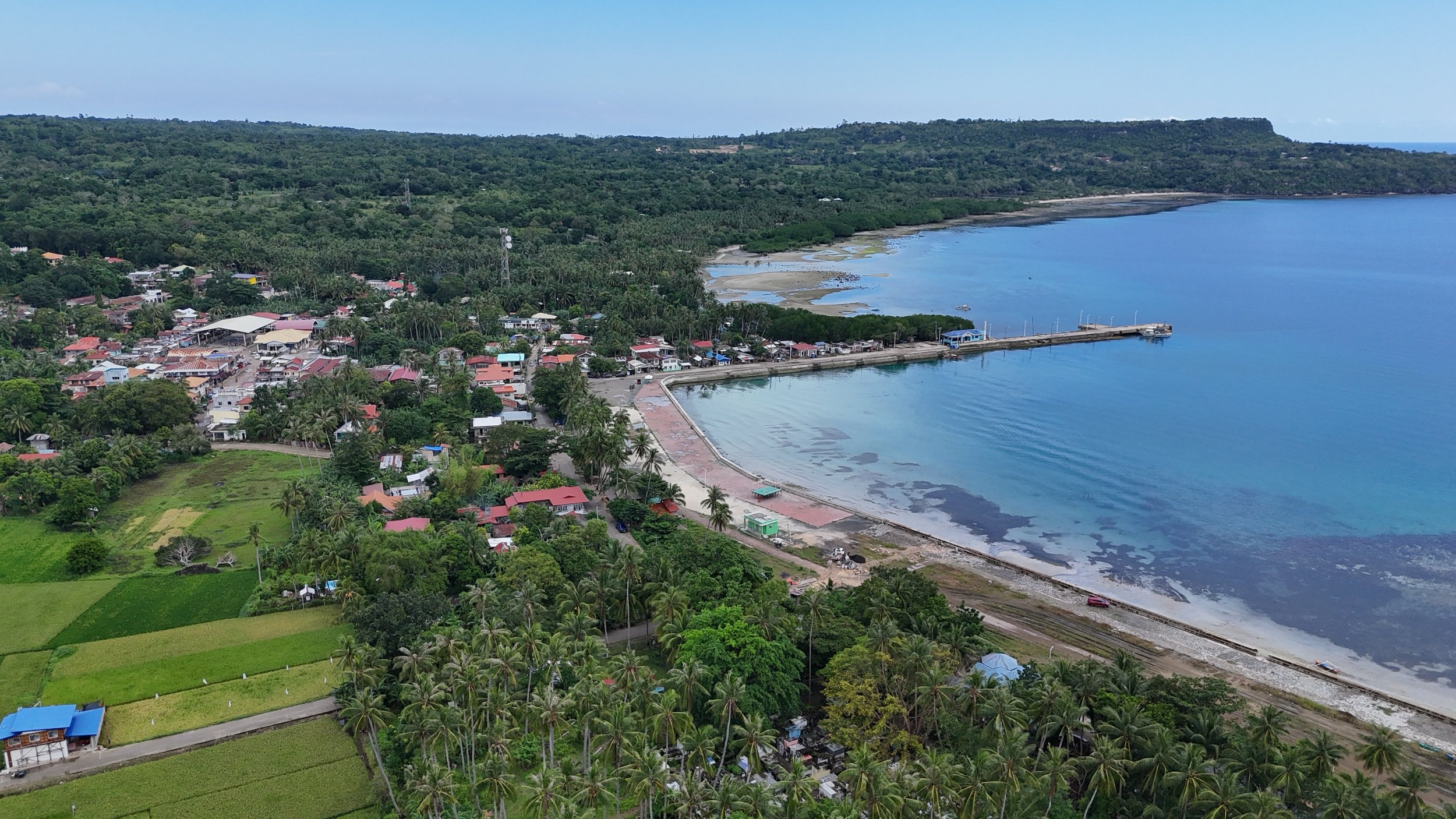 Vue aérienne de la côte et des villages de l'île de Siquijor