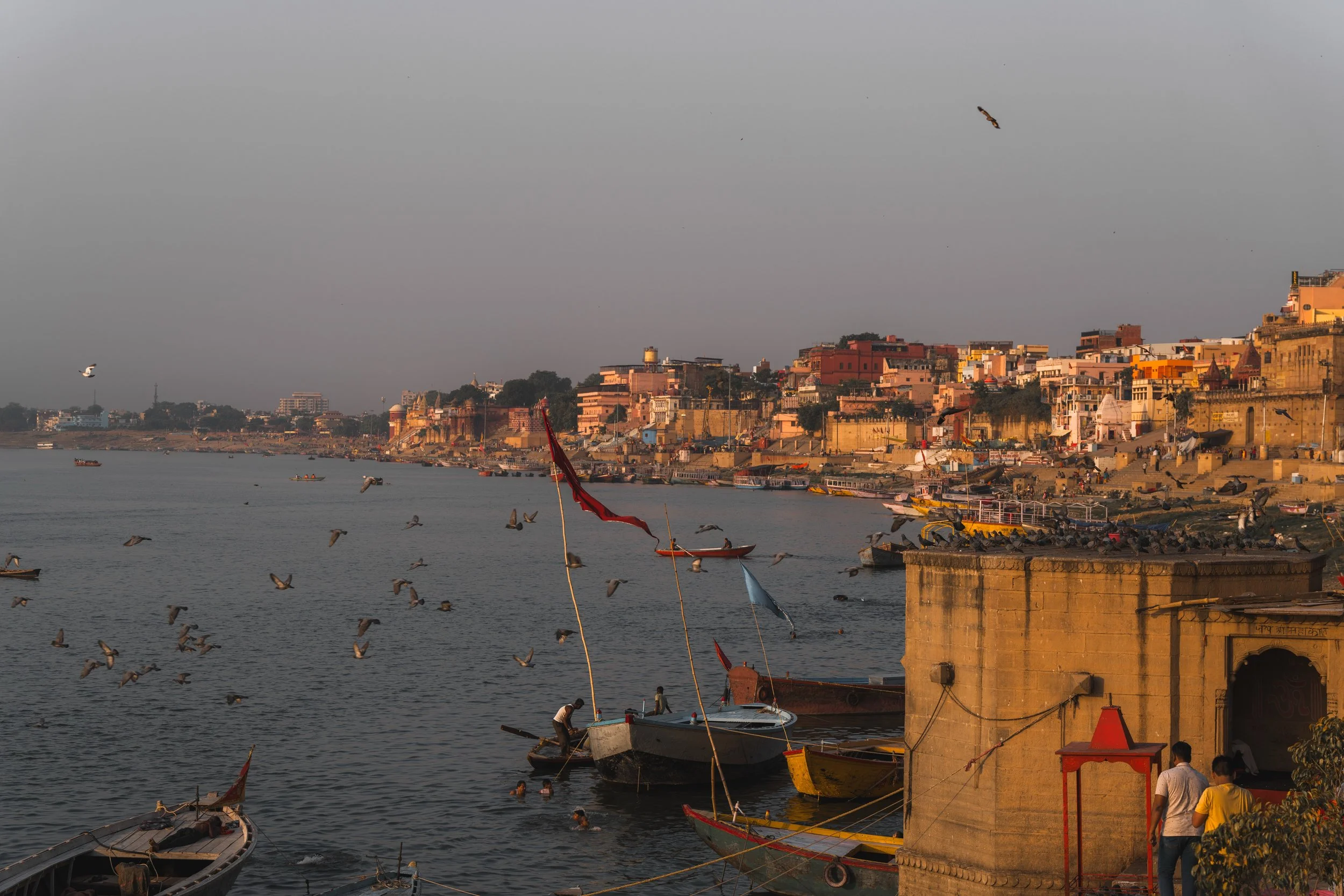 Vue du Gange et des façades de Varanasi depuis un ghat dans la brume du matin
