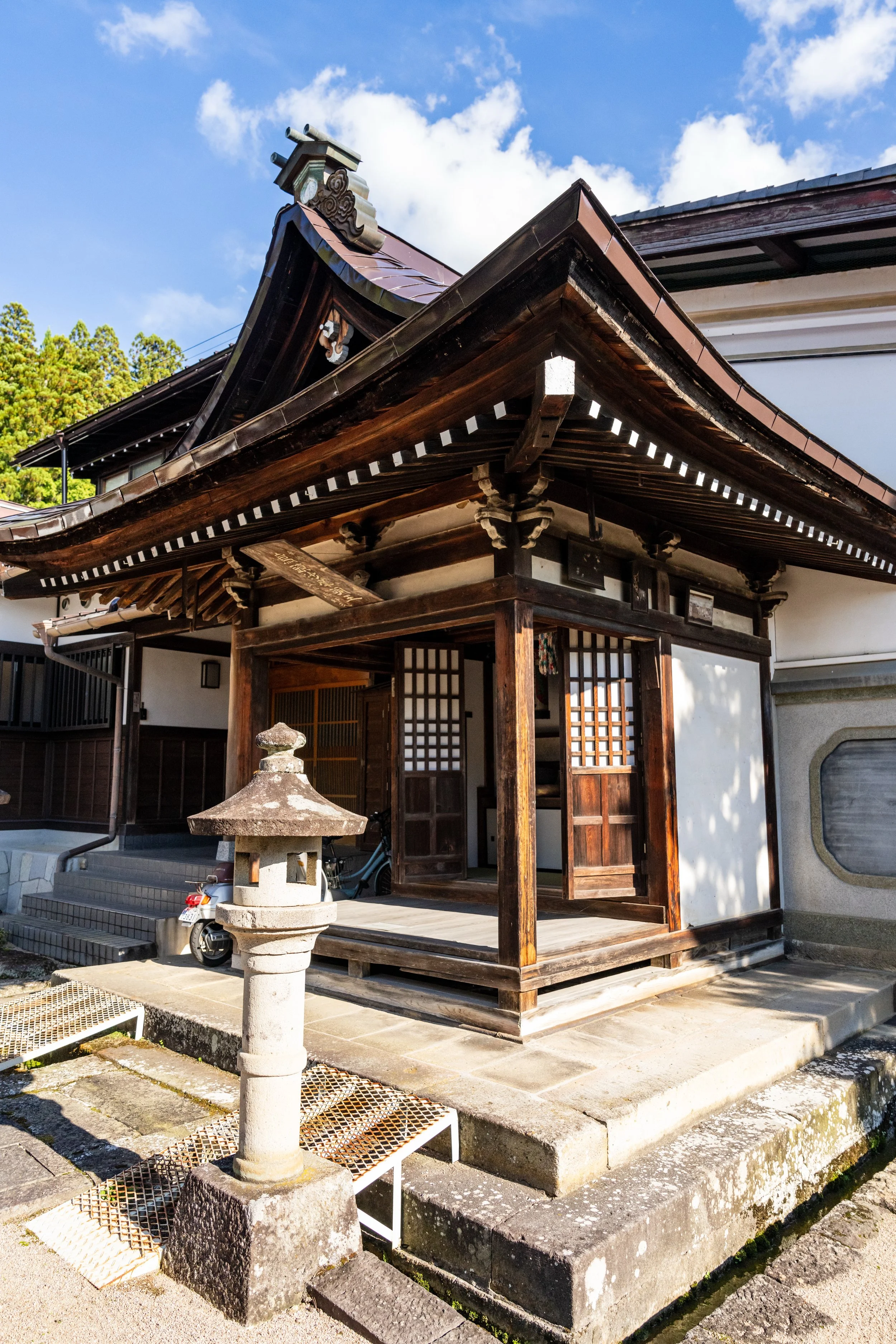 Temple en bois et lanterne de pierre dans le centre historique de Takayama