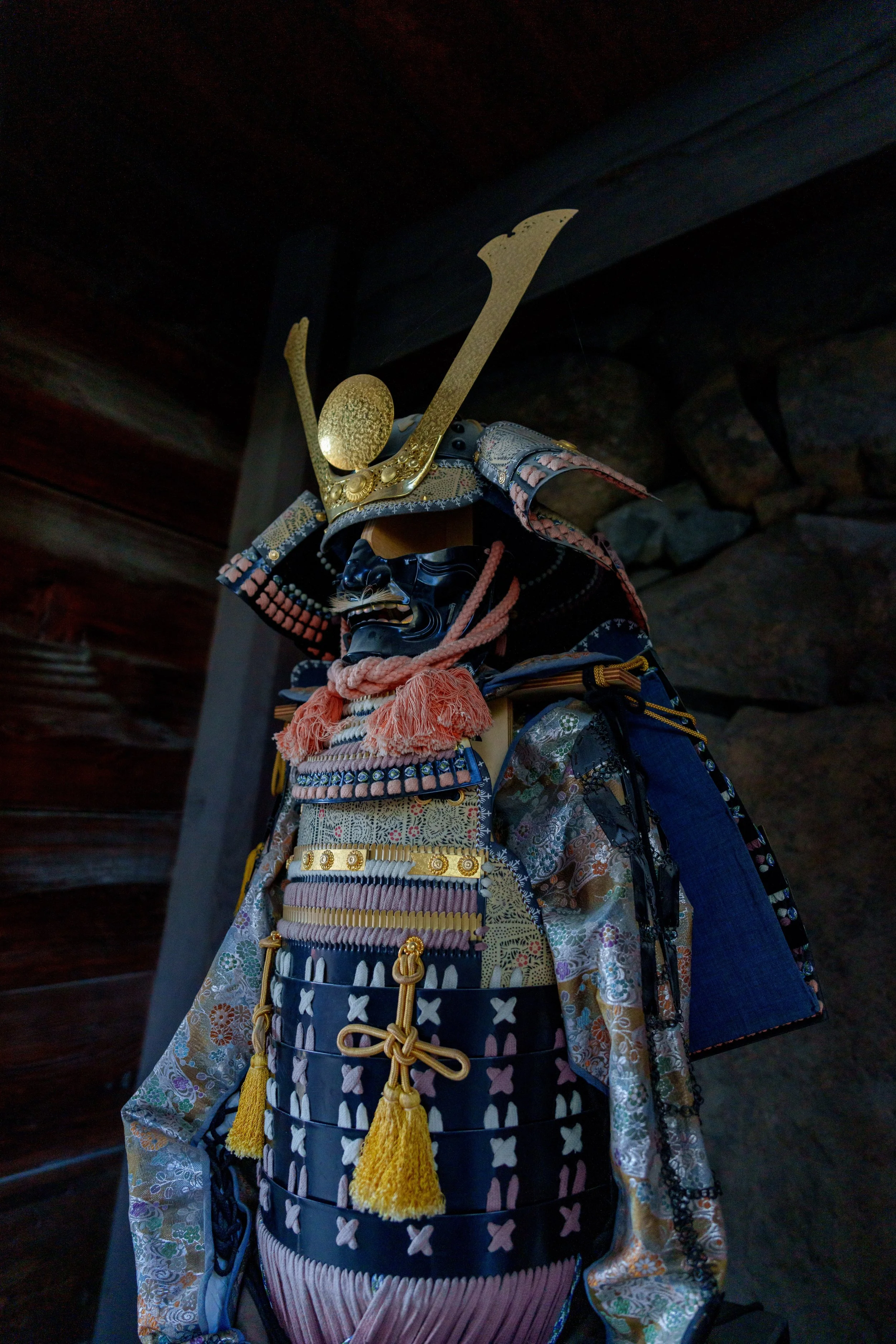 Armure et casque de samouraï exposés au château de Matsumoto