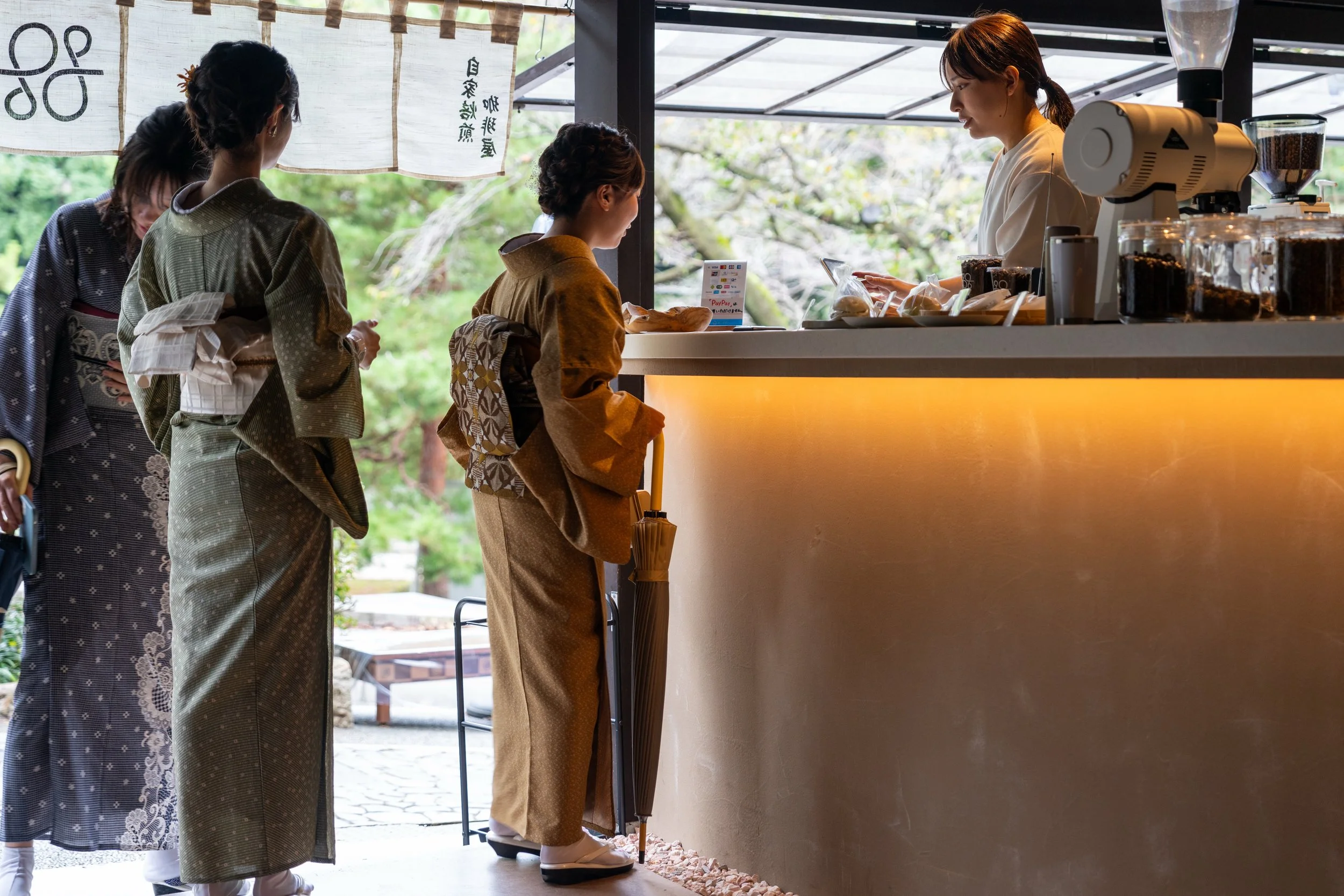 Femmes en kimono attablées dans un salon de thé de Kanazawa
