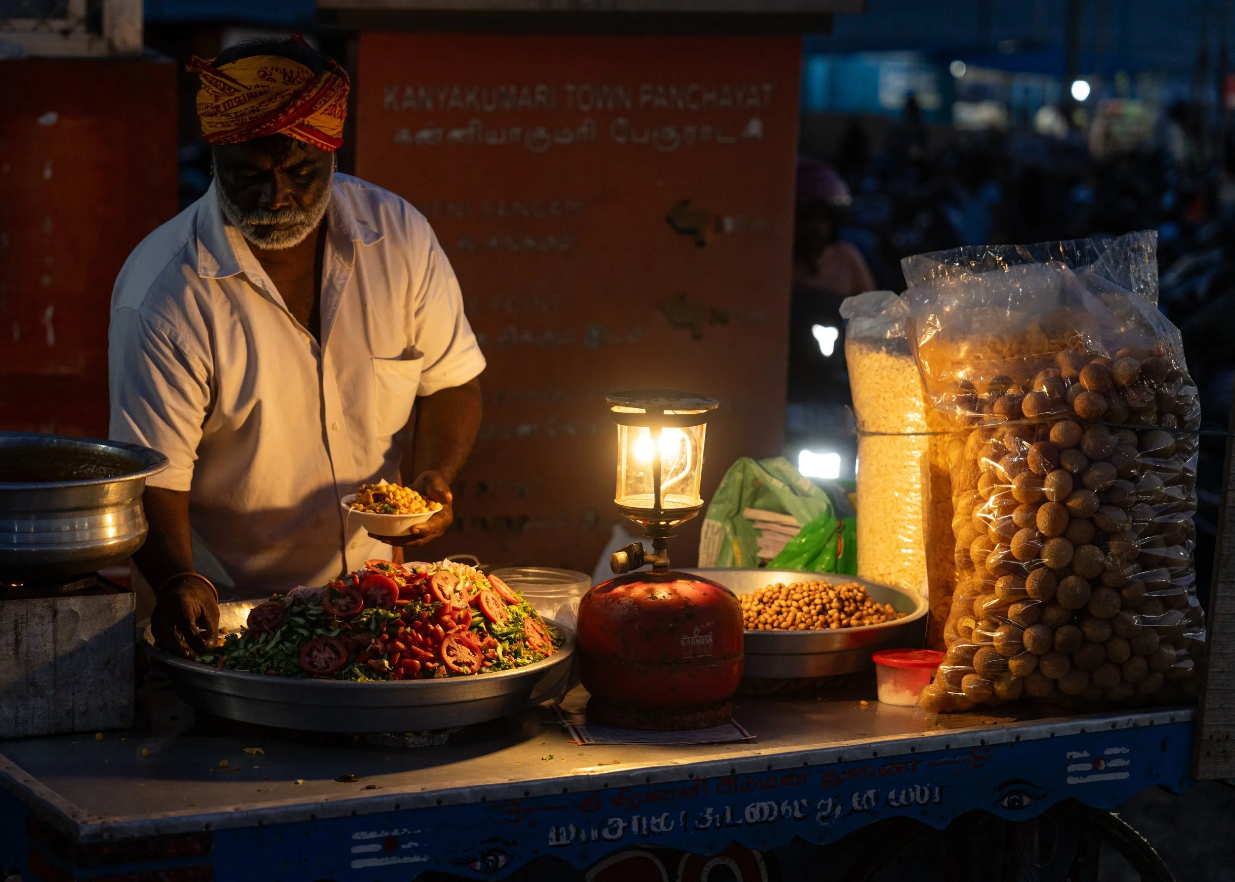 Vendeur de street food préparant des en-cas épicés le soir à Kanyakumari