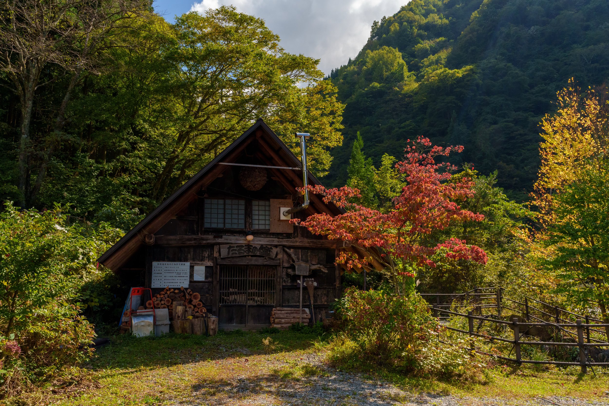 Maison traditionnelle japonaise entourée d'érables dans les montagnes près de Matsumoto