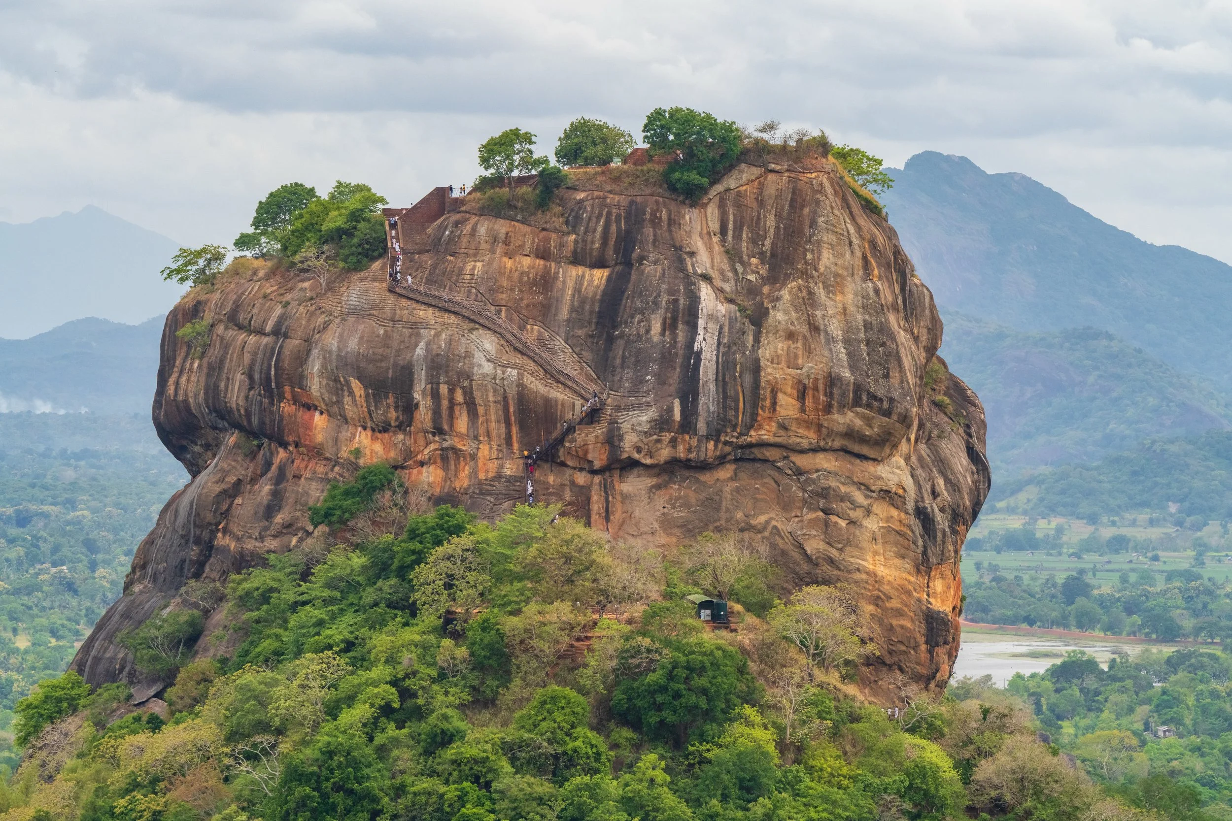 Gros plan sur les parois et les escaliers d'accès du Rocher du Lion de Sigiriya