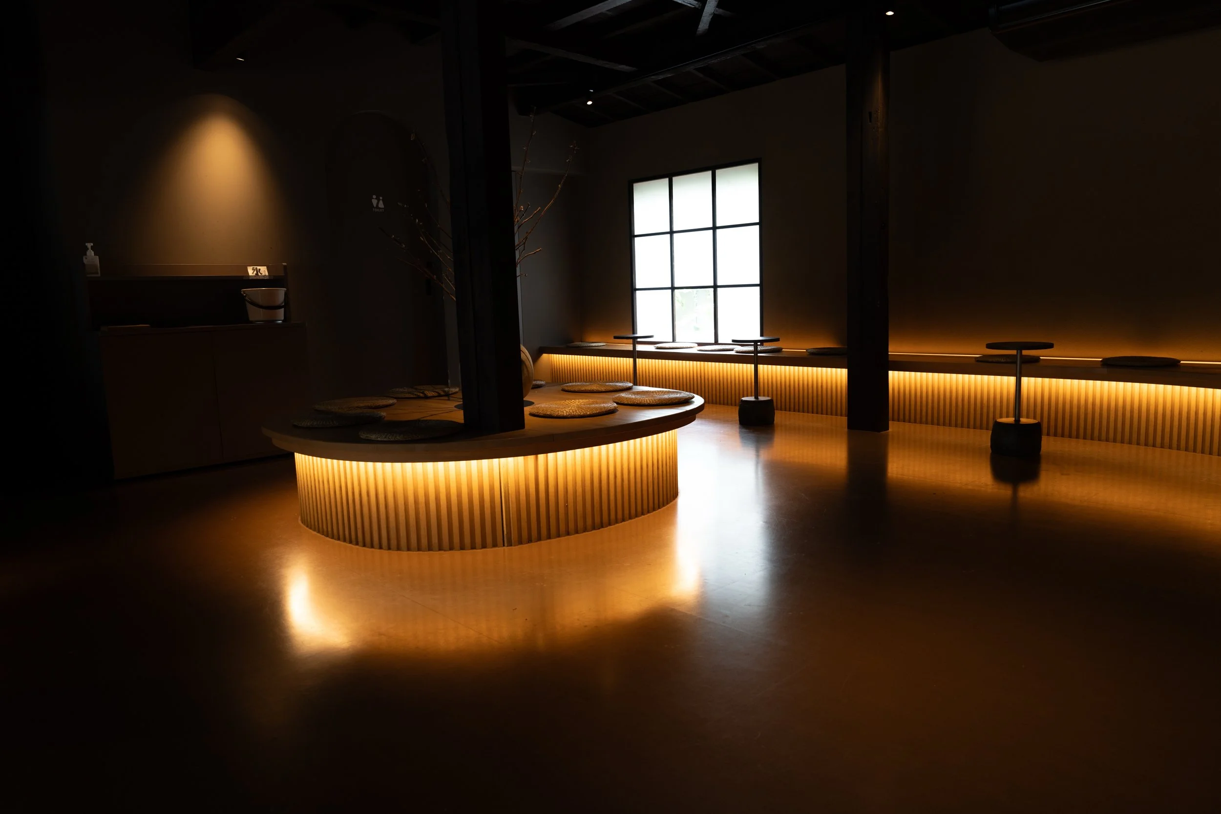 Intérieur contemporain d'un café design de Kanazawa aux éclairages tamisés