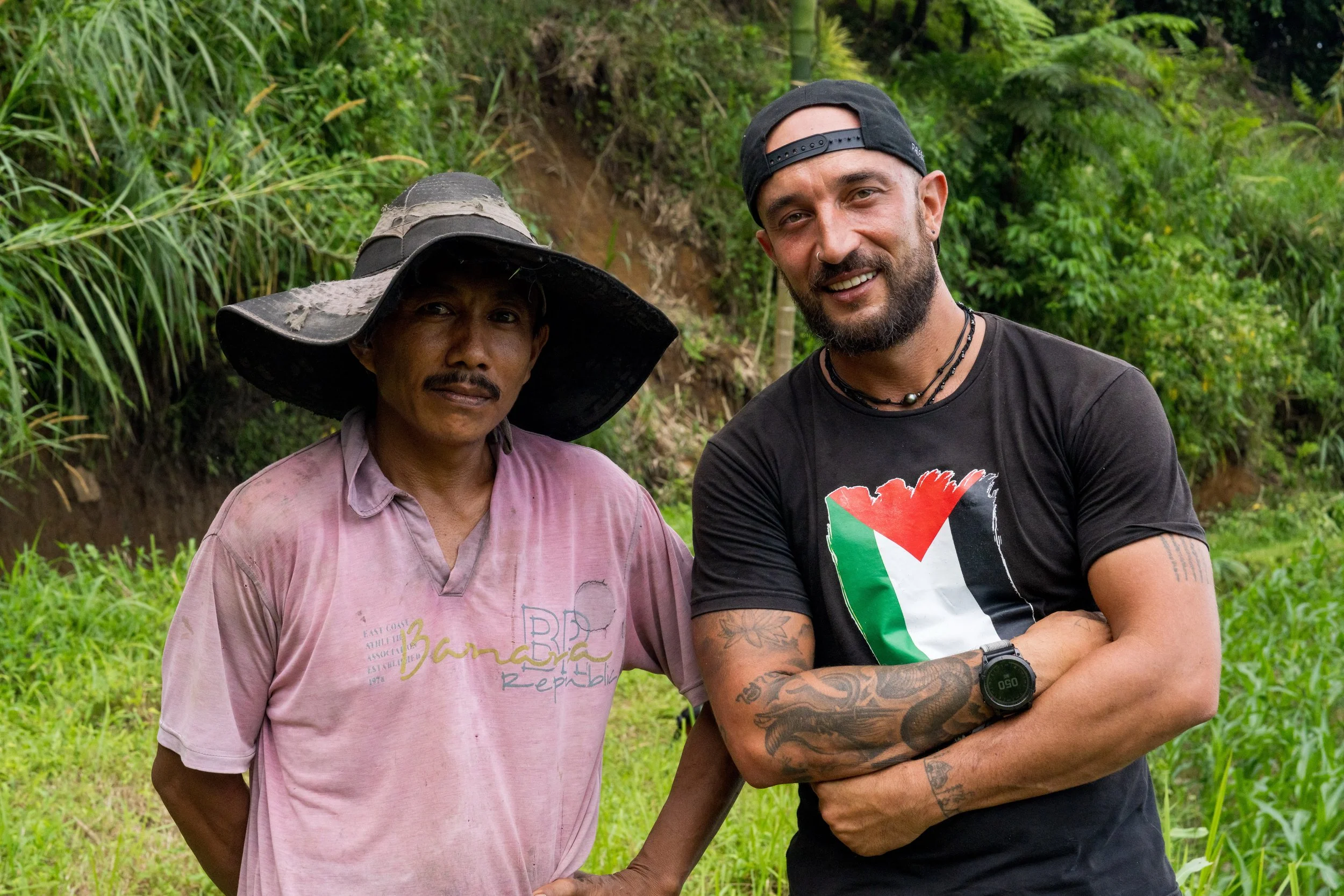 Rencontre avec un habitant du lac Maninjau dans les rizières de Sumatra