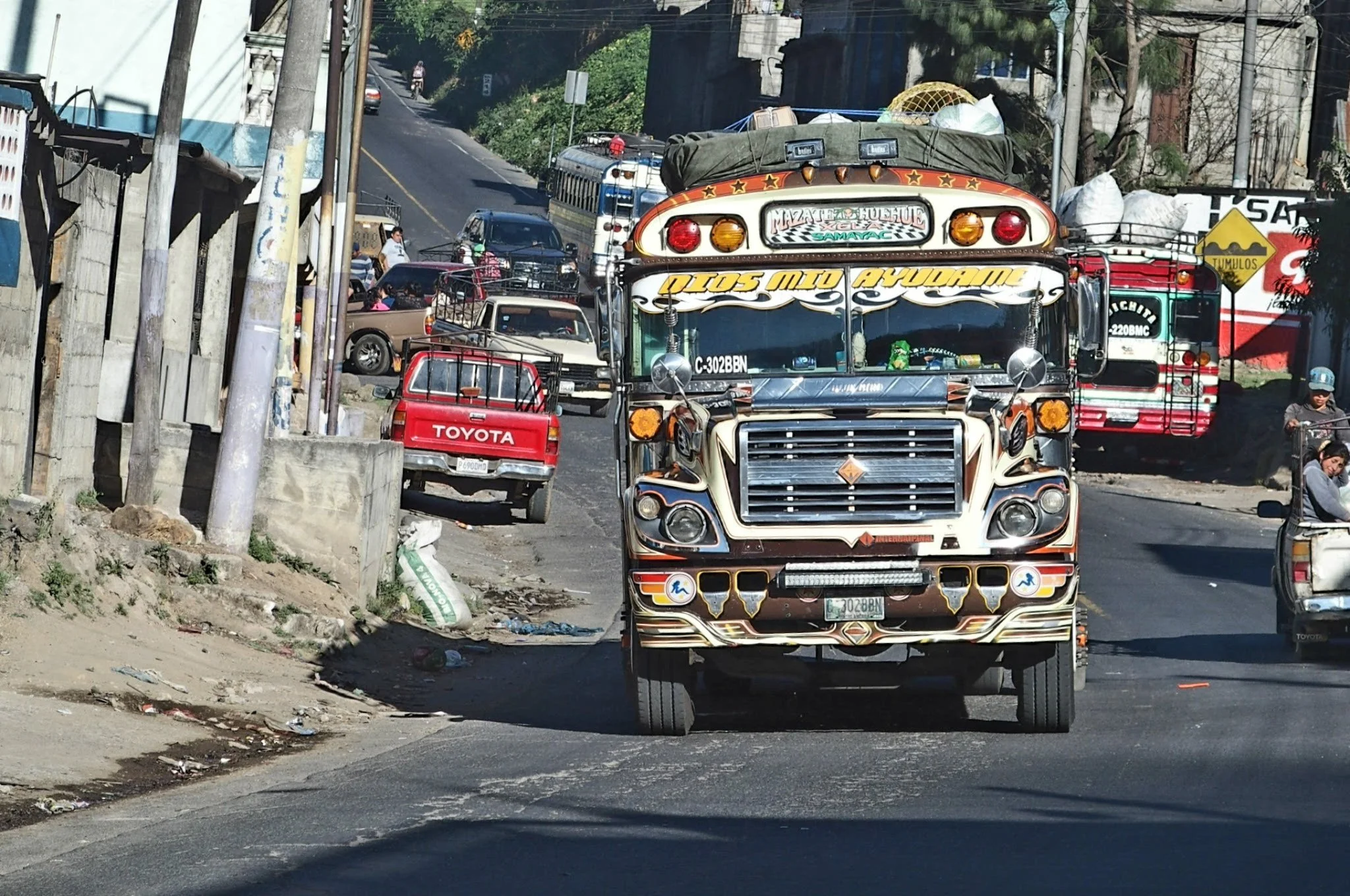 Chicken bus guatémaltèque aux couleurs vives sur la route vers San Marcos