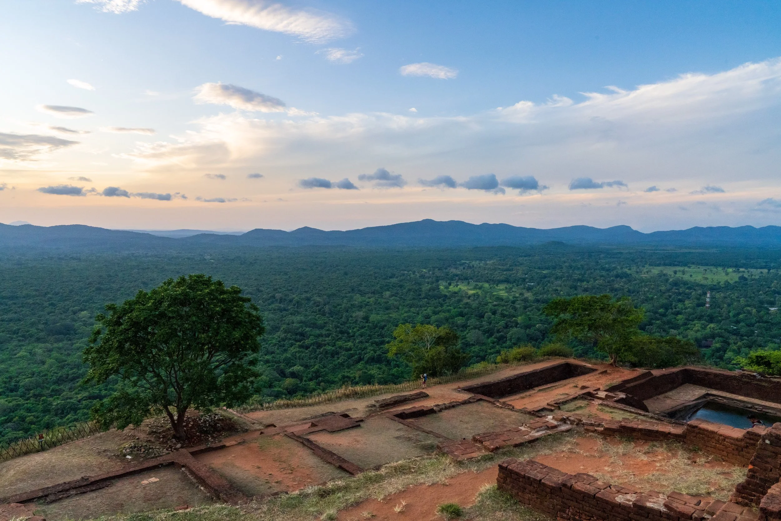 Ruines du palais royal au sommet de Sigiriya avec vue sur la jungle sri-lankaise