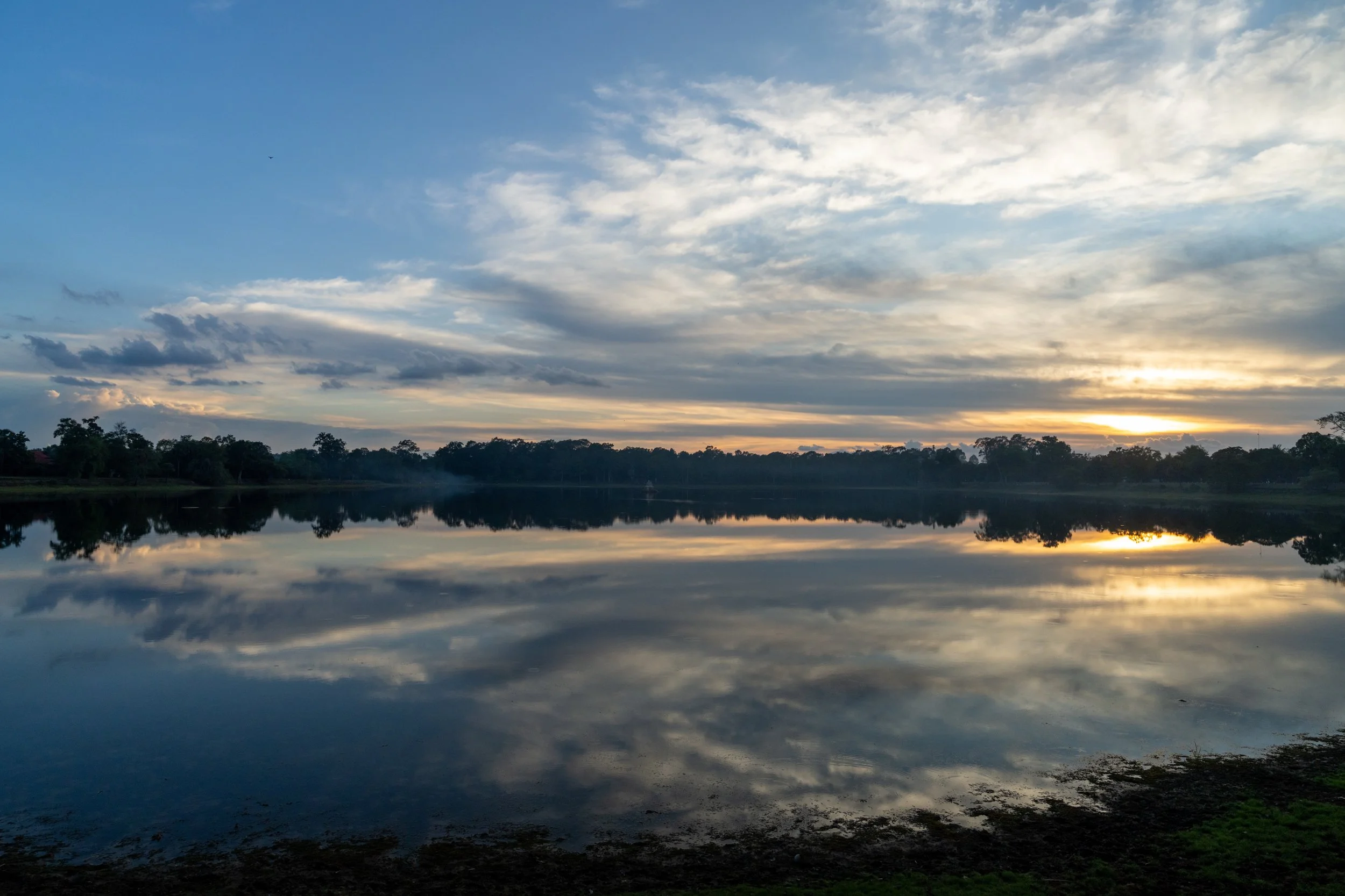 Lever de soleil se reflétant dans les douves d'Angkor au Cambodge