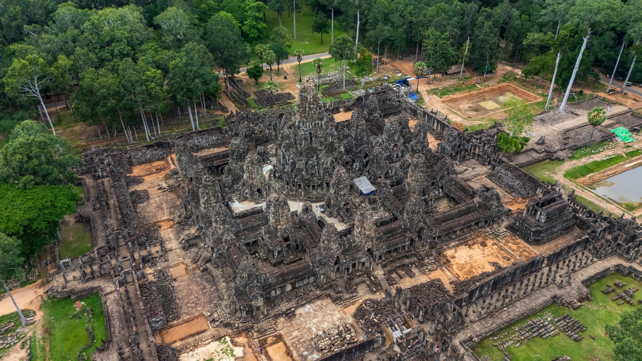 Vue aérienne des tours de pierre du temple du Bayon à Angkor Thom