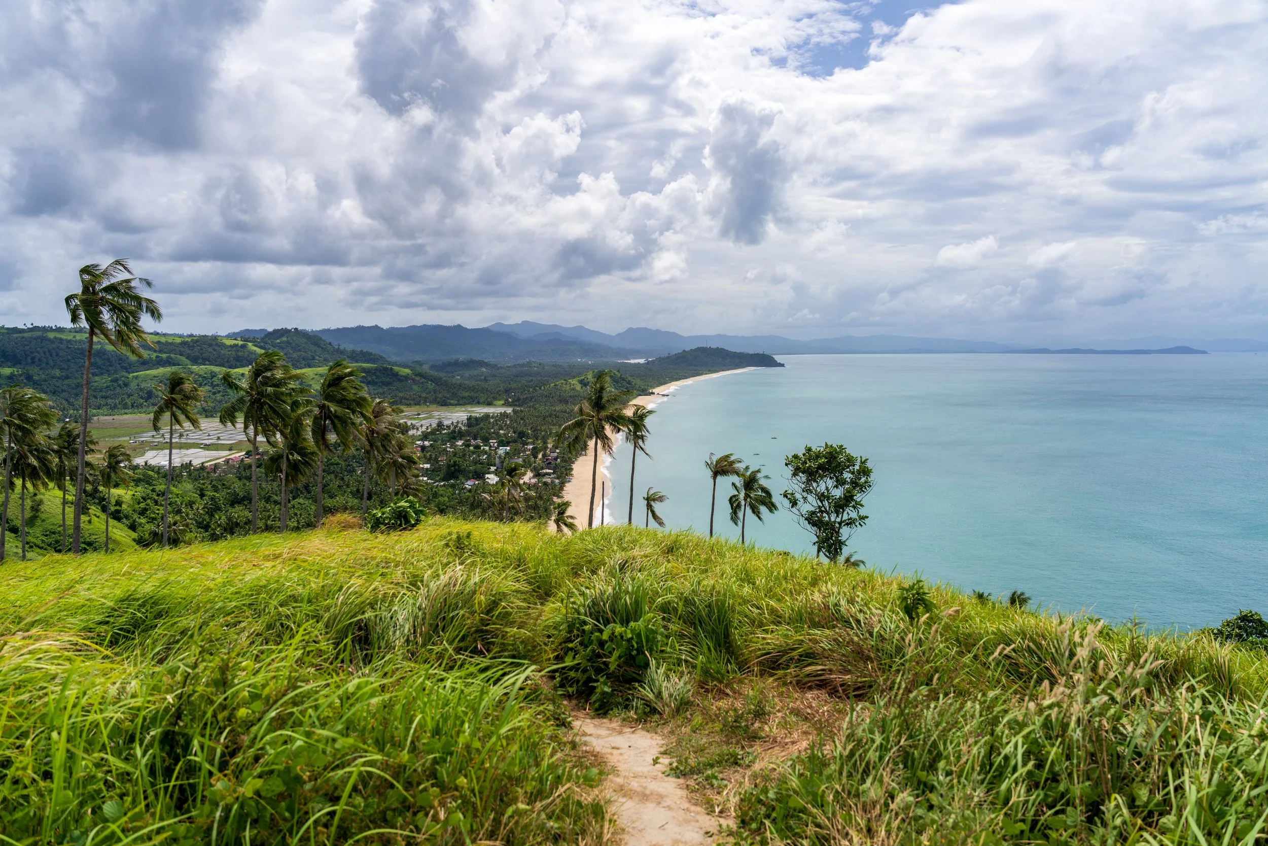 Sentier de colline surplombant Long Beach à San Vicente sur Palawan
