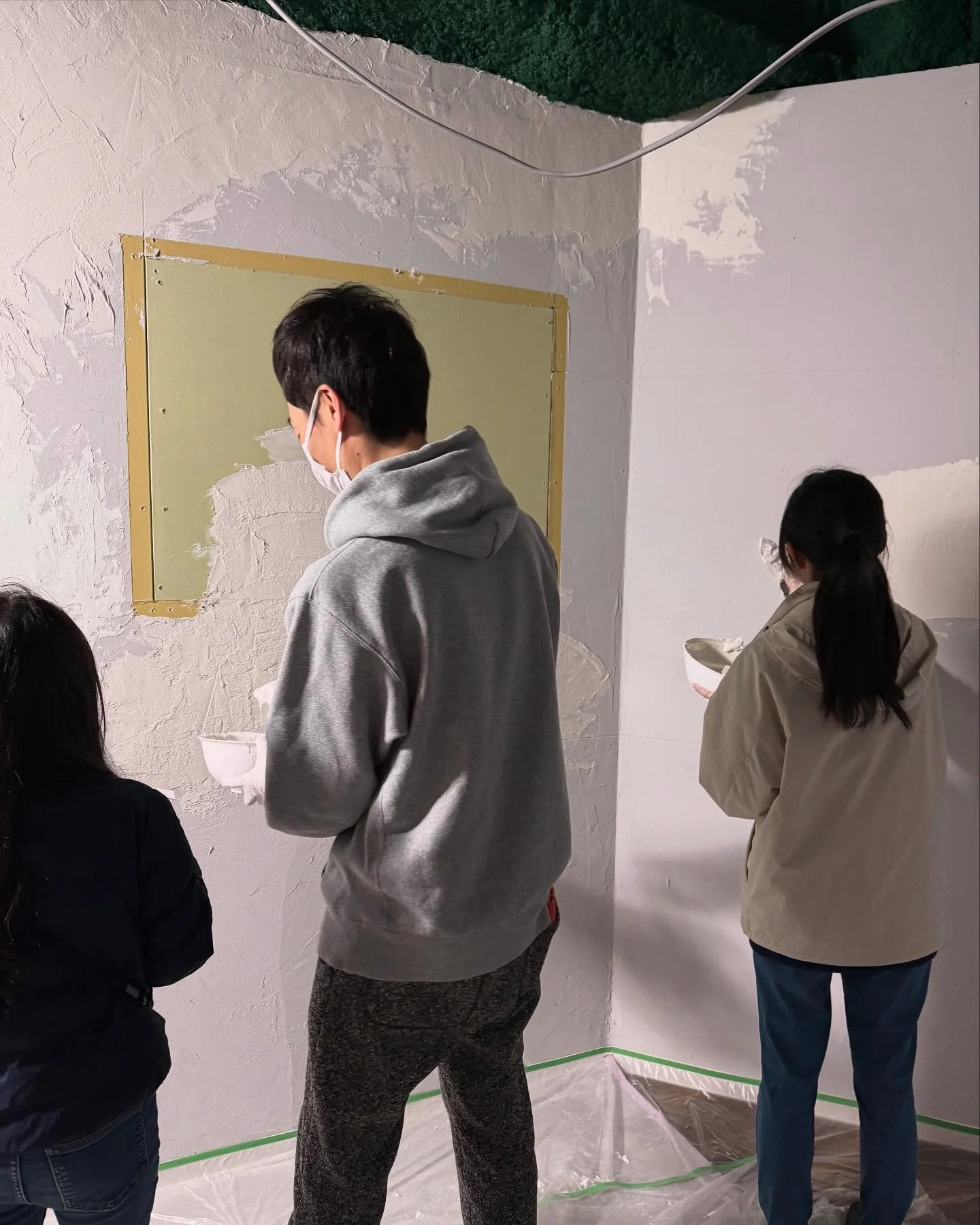 漆喰壁塗り大会！
先週の下塗りに続き、今度は子ども達をお呼びしてお手伝いしてもらいました🎨
みんな楽しそうに塗ってくれて、先生嬉しい
子どものパワーはすごい🙌🏻