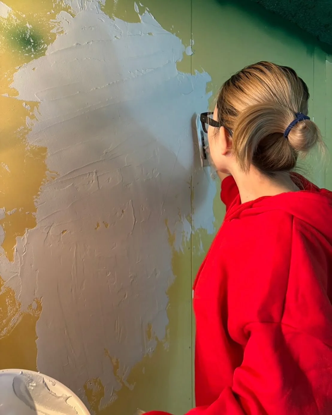 レッスン室の壁は私たちで塗ることにしました🎨
下塗りの様子