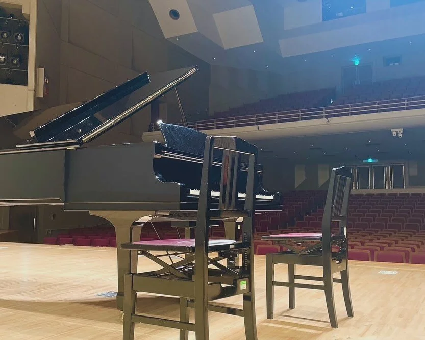 シュシュカラーコンサート2025
2025.10.13.mon
エポックなかはらホール

大人だけの発表会。
今年もシュシュピアノ教室の皆さんとご一緒させていただきました。
@chouchou_pianoschool

昨年はカフェでの開催でしたが、今年は2年ぶりにホールでのステージ。
場所が変わるだけで、空気がガラッと変わりますね。

大人の生徒さんは、緊張しながらもご自身のピアノと真剣に向き合い、
自由に音楽を楽しみながら、それぞれの成長を見せてくださいました。👏🏻✨

一人ひとりの目標