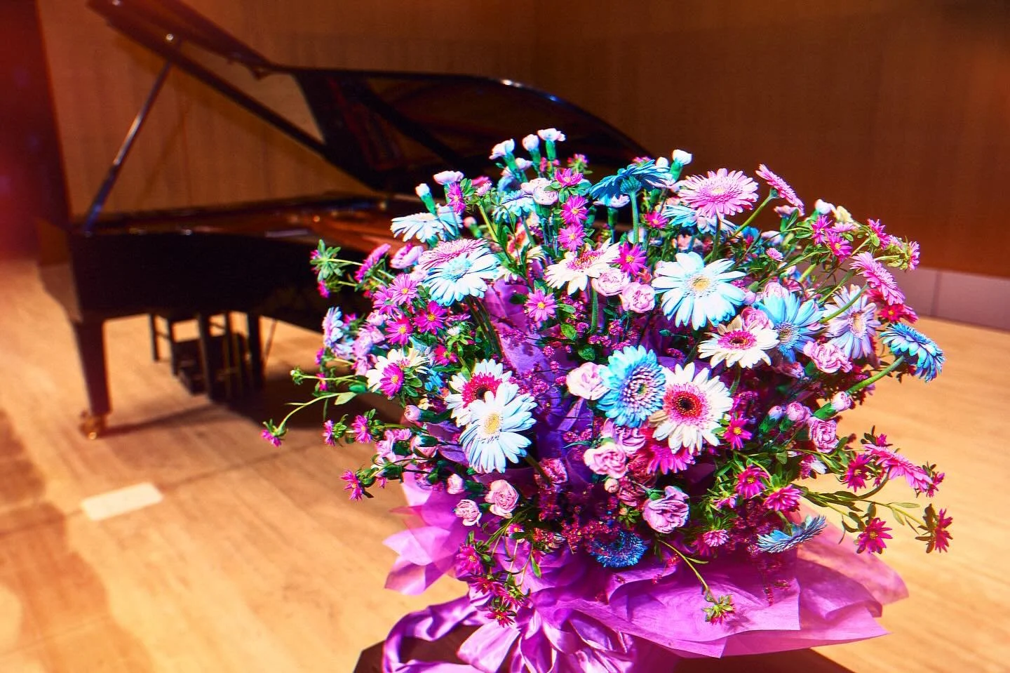 おはな🌼

今年はフローリストさんに相談して、1人ずつラッピングされた花束の入った大きなアレンジメント💐
去年同様、内容はお任せ。
かわいいラプンツェルみたい。
ありがとうございました🩷
@lif_design

#カラフルズ
#ピアノ教室カラフルズ
#ピアノの発表会
#日吉駅ピアノ教室
#日吉駅
#体験レッスン受付中
#こどものピアノ教室