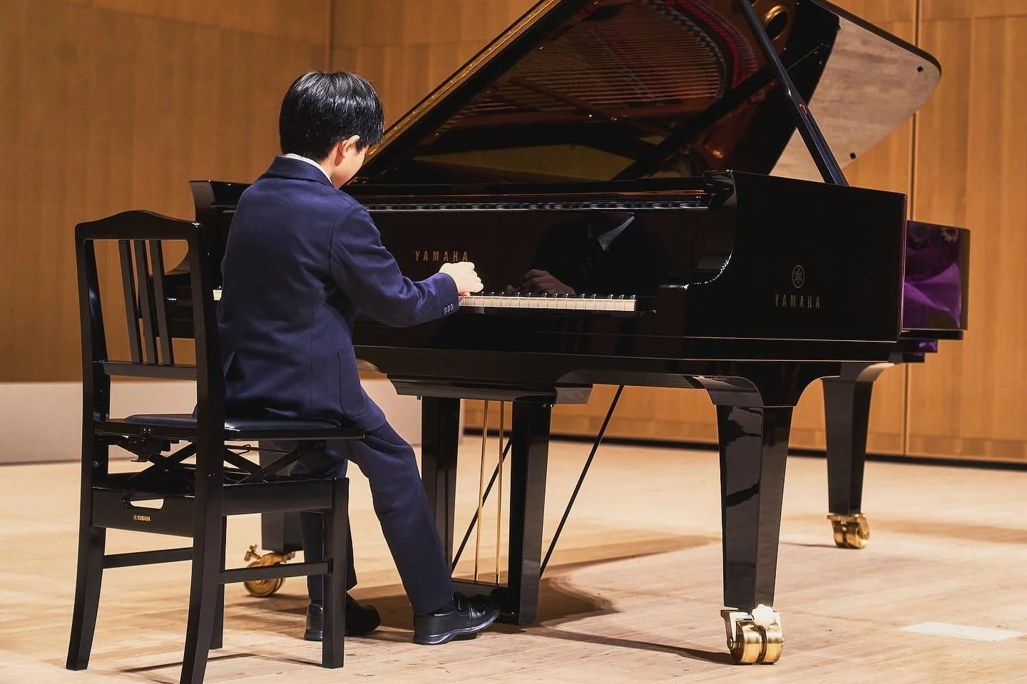 はじめてのペダル

「ピアノ、弾ける人っぽい」
と喜ぶ姿

とっくにピアノは弾けていたけどね☺︎

いつもは緊張しちゃってたけど
今年は自分の音を聴く余裕も
お兄ちゃんになったね

#カラフルズ
#ピアノ教室カラフルズ
#ピアノの発表会
#日吉駅ピアノ教室
#日吉駅
#体験レッスン受付中
#こどものピアノ教室