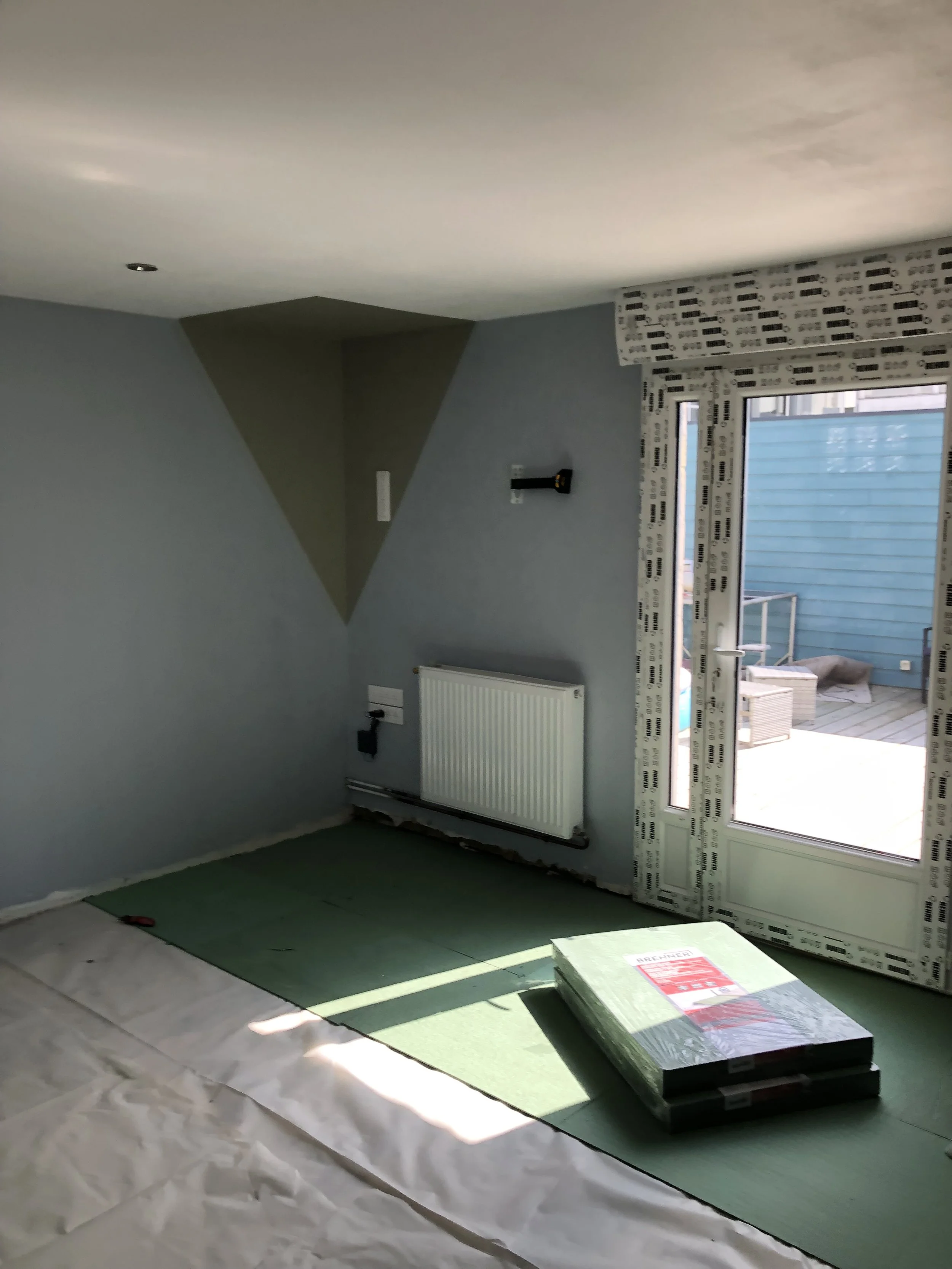 Implantation de menuiserie extérieure; création d’espace technique électrique et informatique; déplacement de radiateur.