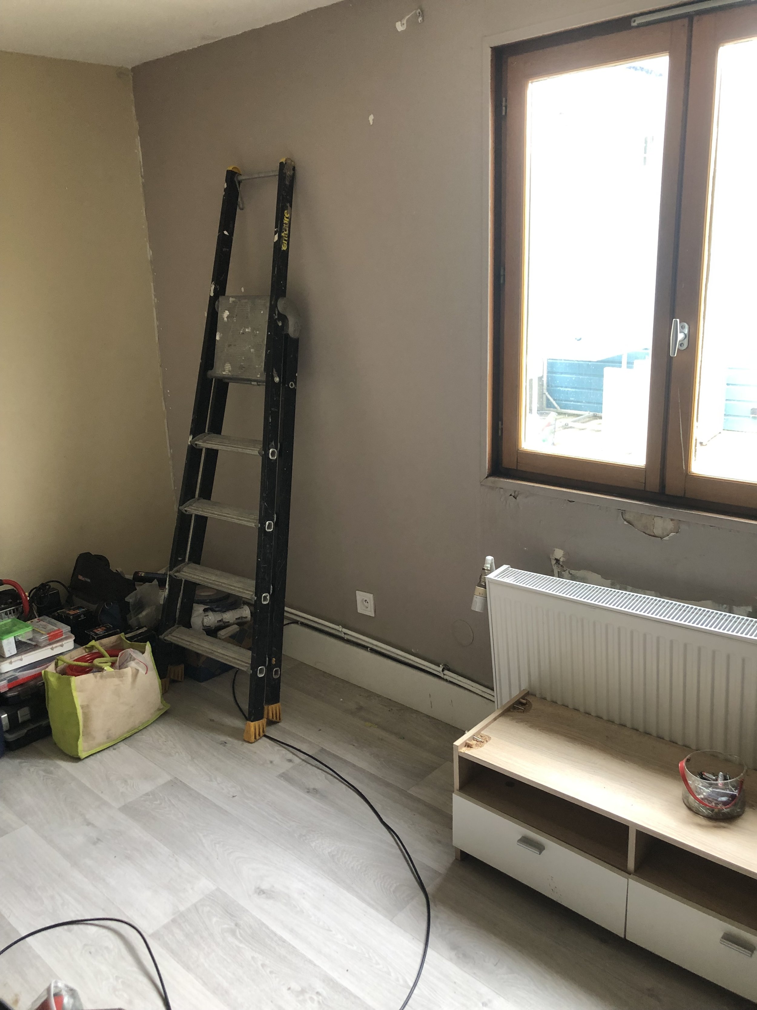 Implantation de menuiserie extérieure; création d’espace technique électrique et informatique; déplacement de radiateur.