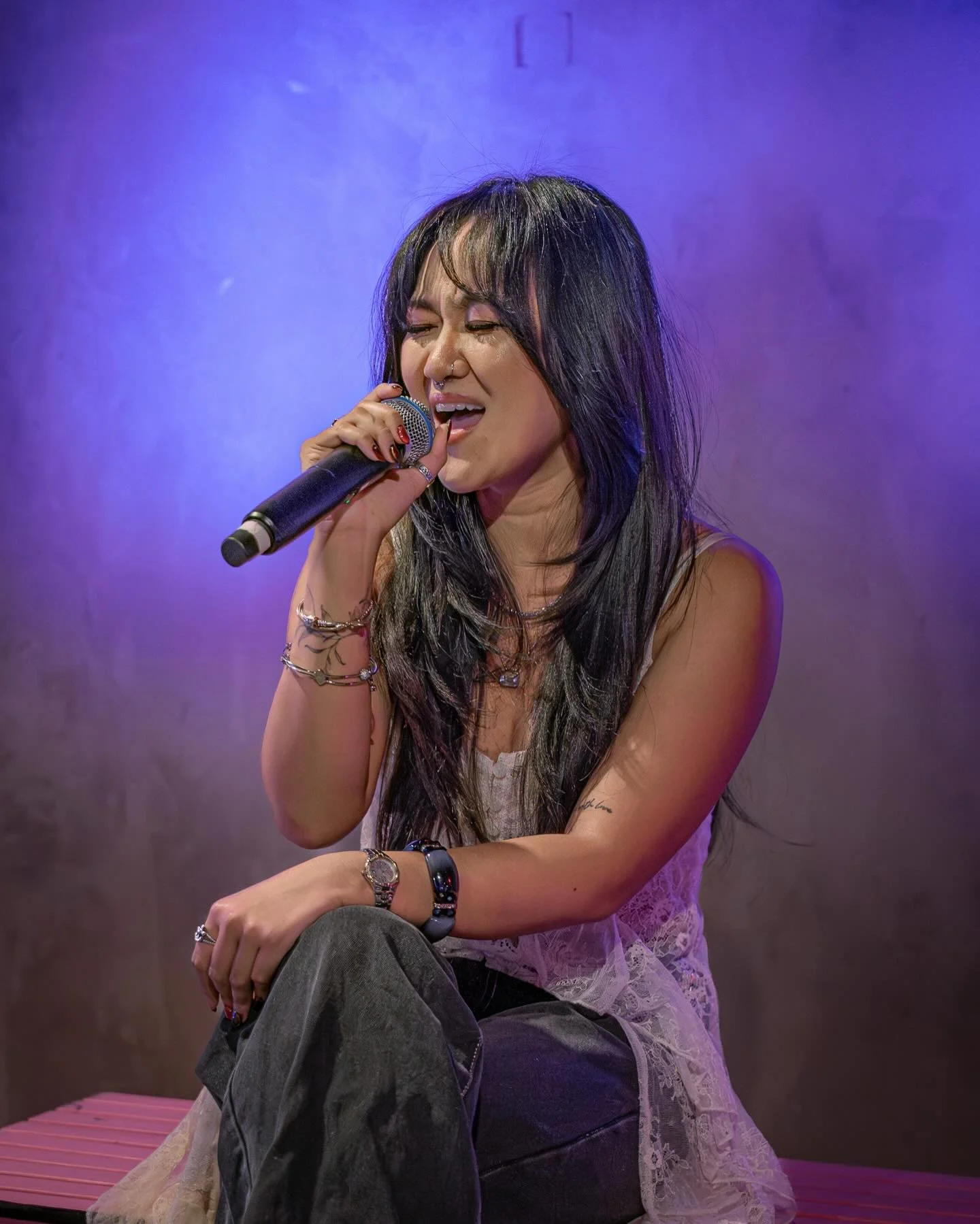 🌵Allie Arnaez lit up Terrazzo Tea with a stripped-down, stunning set that proved simplicity can still be magic. ✨💗🎤
Backed only by an electric guitar, she delivered breathtaking vocals, fan-favorite &ldquo;Passenger Princess,&rdquo; and left the c