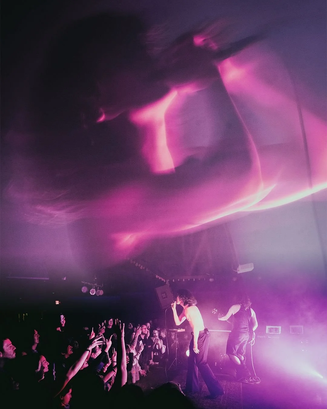 🌵A room full of shadows, synths, and screaming lyrics! Sub Urban turned 29th Street Ballroom into a dark-pop dream!⚡️ 🖤

Check out the full gallery on nopalitymag.com

📸: @lorenzo.dcphoto 

Follow @nopalitymag for more Texas Asian arts and culture