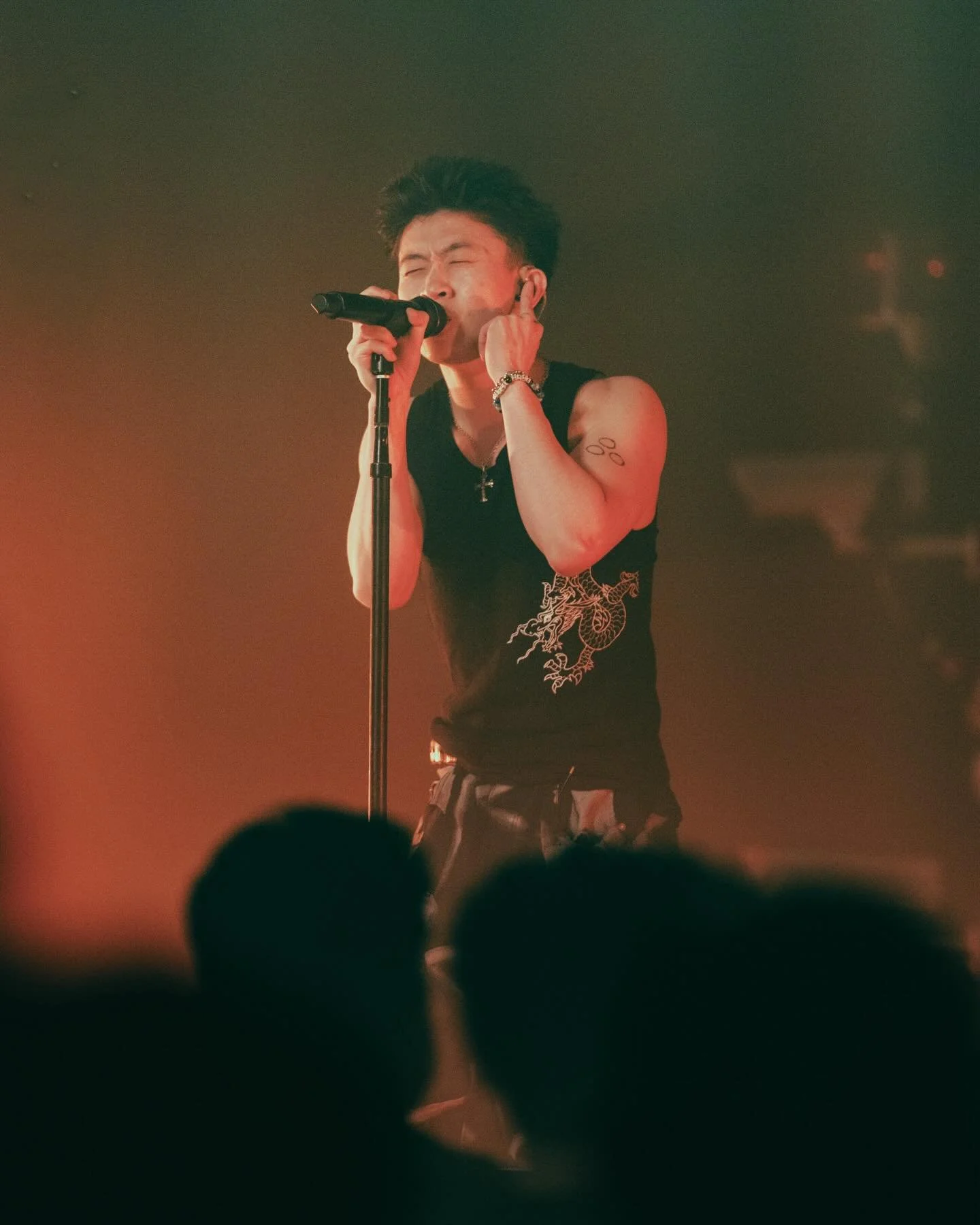 🌵 Rich Brian took the stage at The Concourse Project for a night that blended humor, reflection, and evolving artistry.

From joking about Texas barbecue mid-set to intimate acoustic moments with the crowd, the Jakarta-born artist showed just how fa