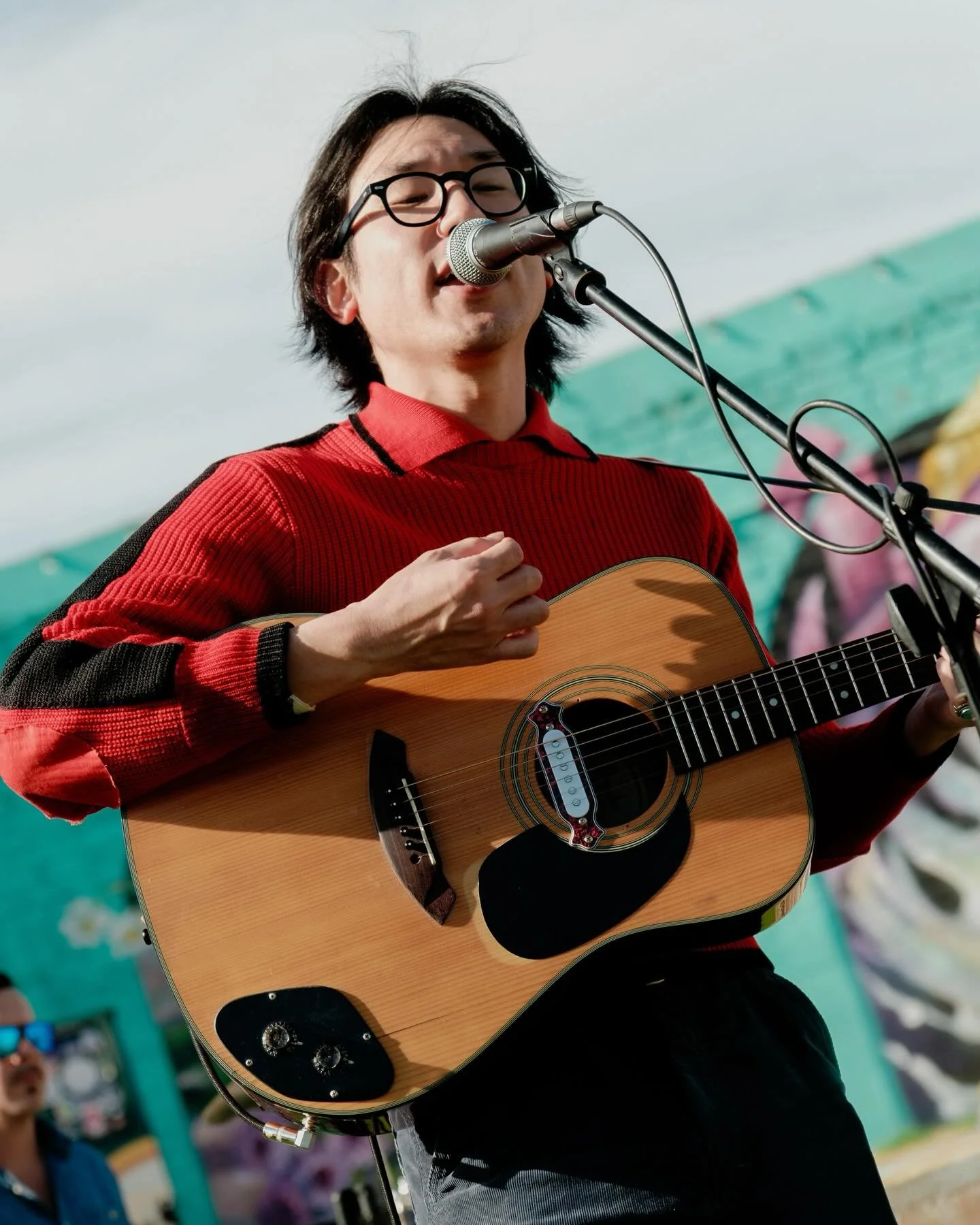 🌵An outdoor art gallery with live music? Sign us up! We had the privilege of watching a Vancert in Austin featuring talented artists, Juju B. Goode and Turbo Goth who transported us with their dynamic performances and left the crowd wanting more. 🎤