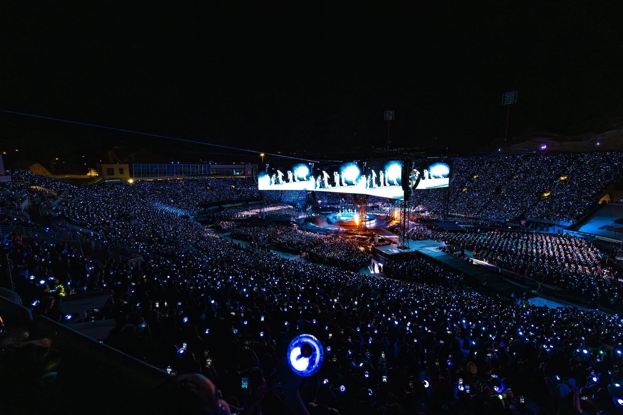 🌵 Mountains overhead, lightsticks in the air, and thousands of voices singing together under the Texas sky ⛰️✨

For two nights, BTS turned El Paso&rsquo;s Sun Bowl Stadium into something unforgettable for the first Texas stop of the ARIRANG tour. Fr