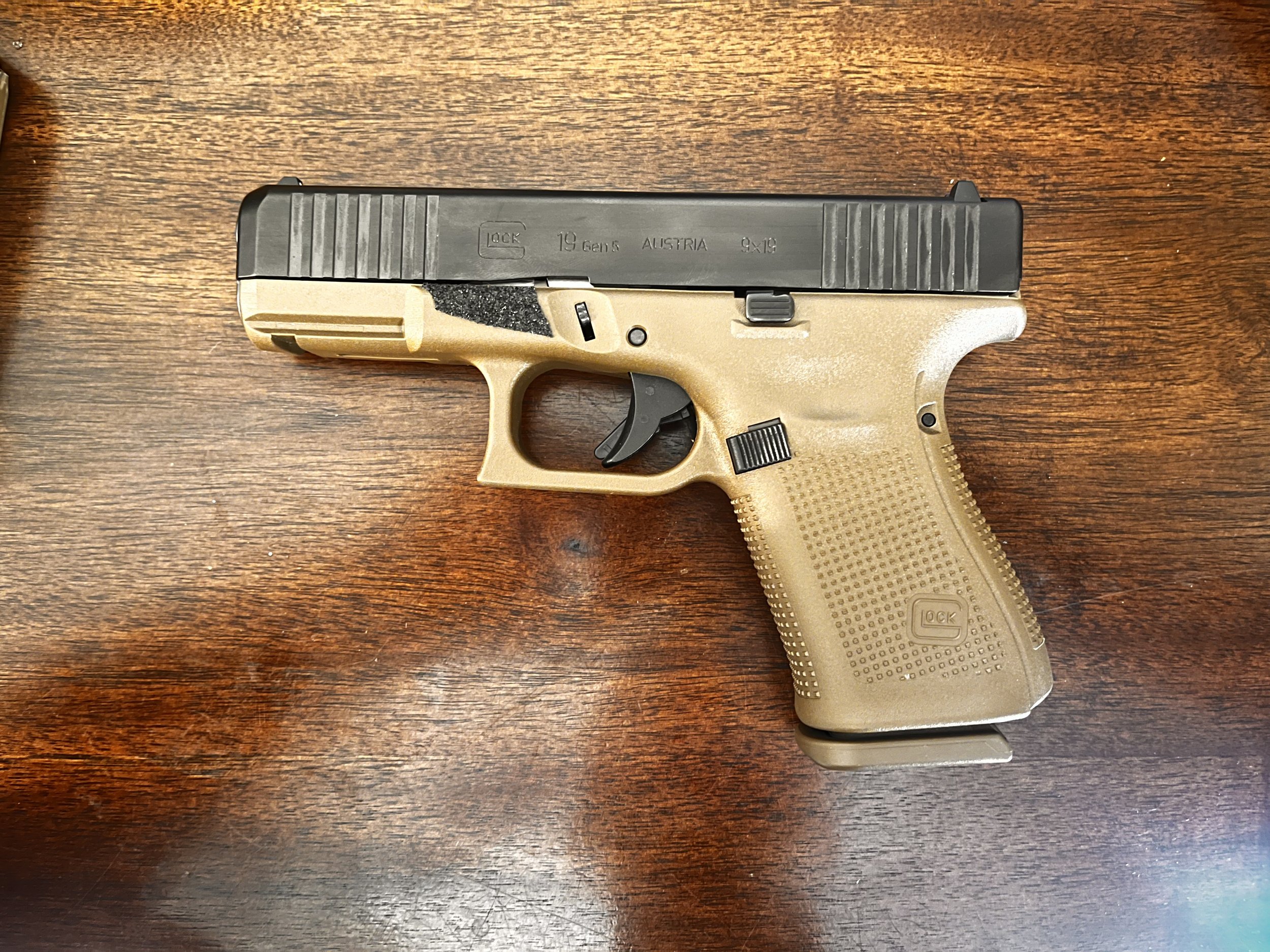Glock 19 FDE