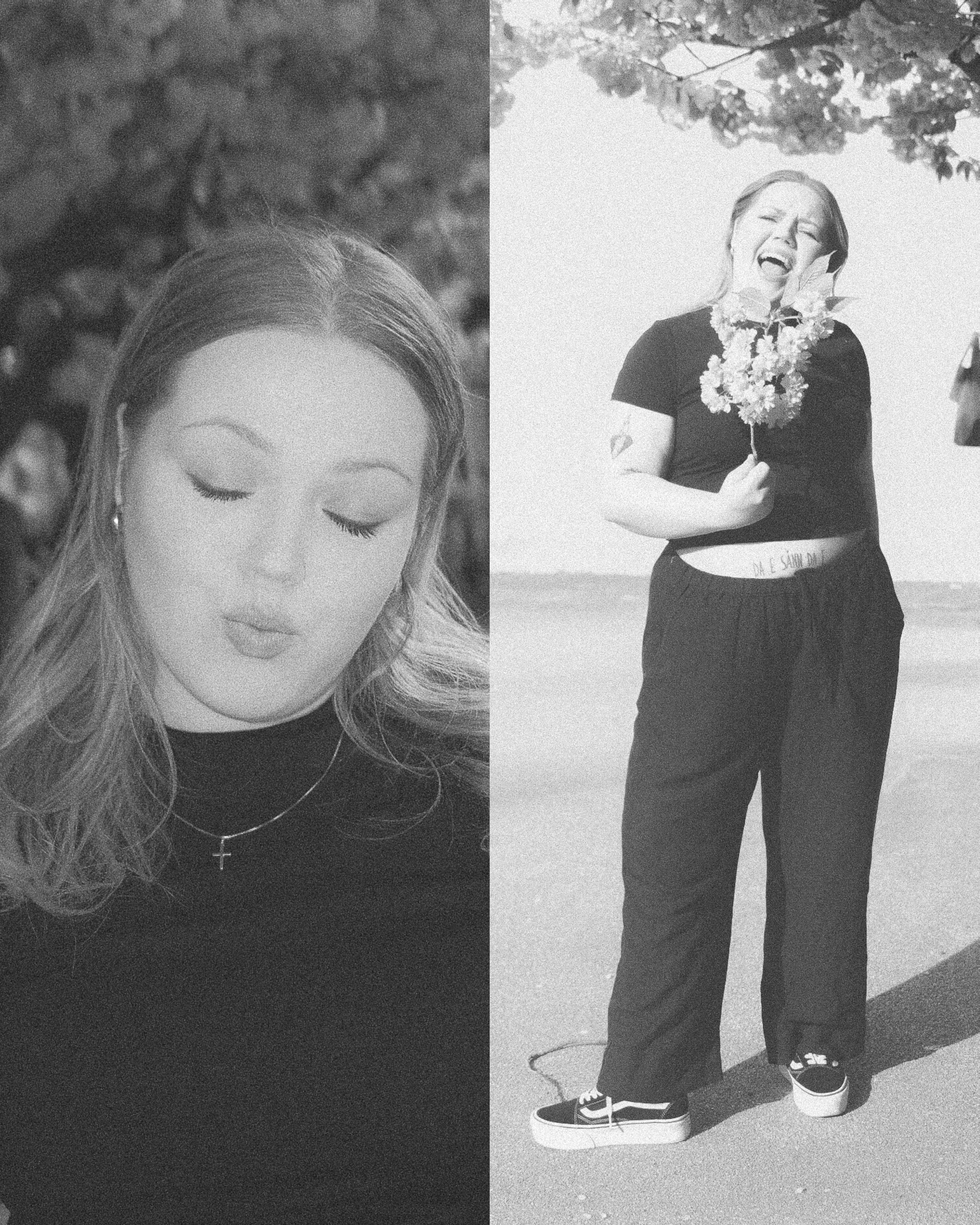 Bilde av to kvinner, den venstre har lukket øyne og et smil, og den høyre smiler med blomster i hånden, i svart-hvitt