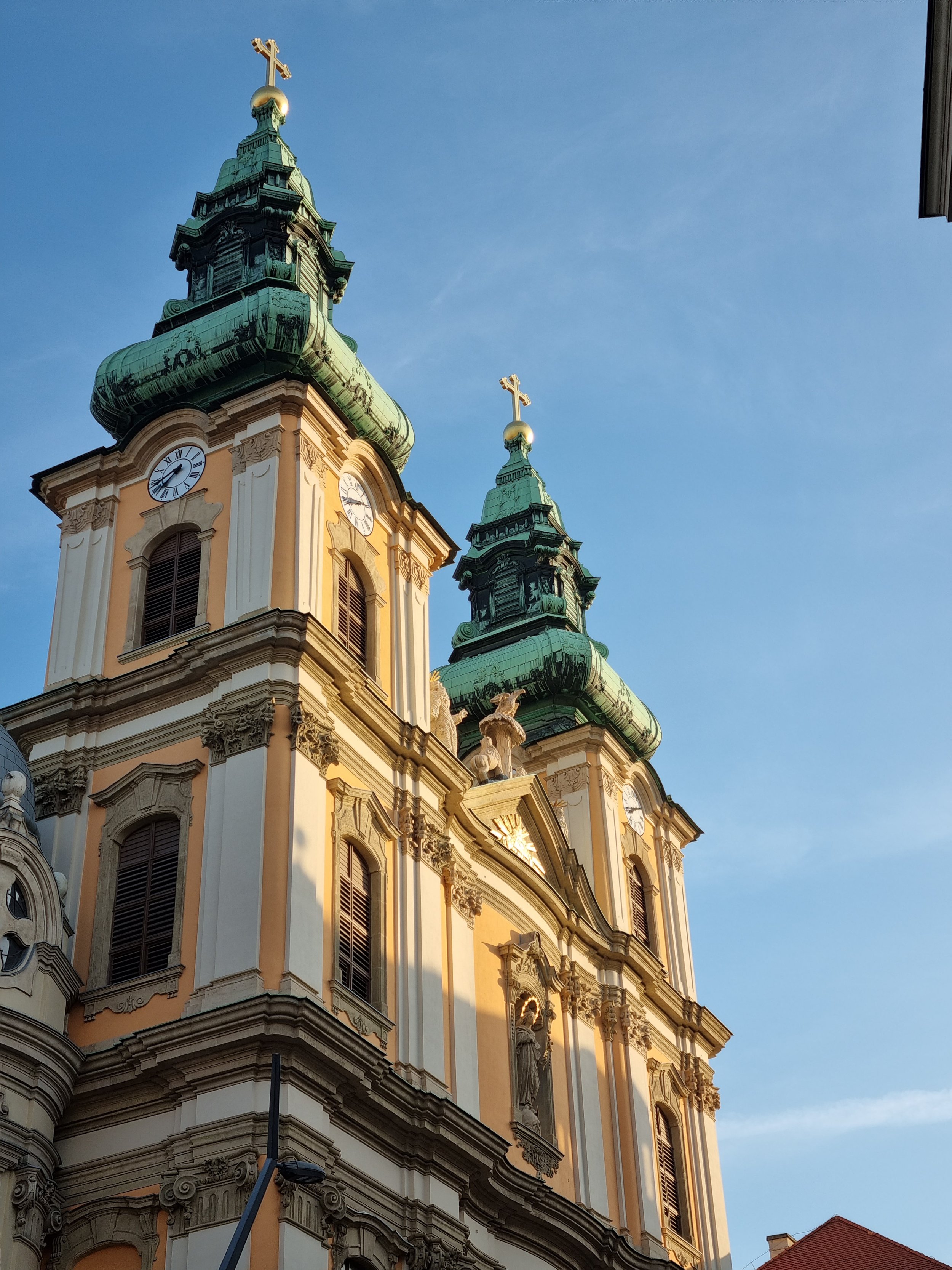 Az egyetemtéri templom tornyai, közvetlenül a K4Lofts lakások szomszédságában.