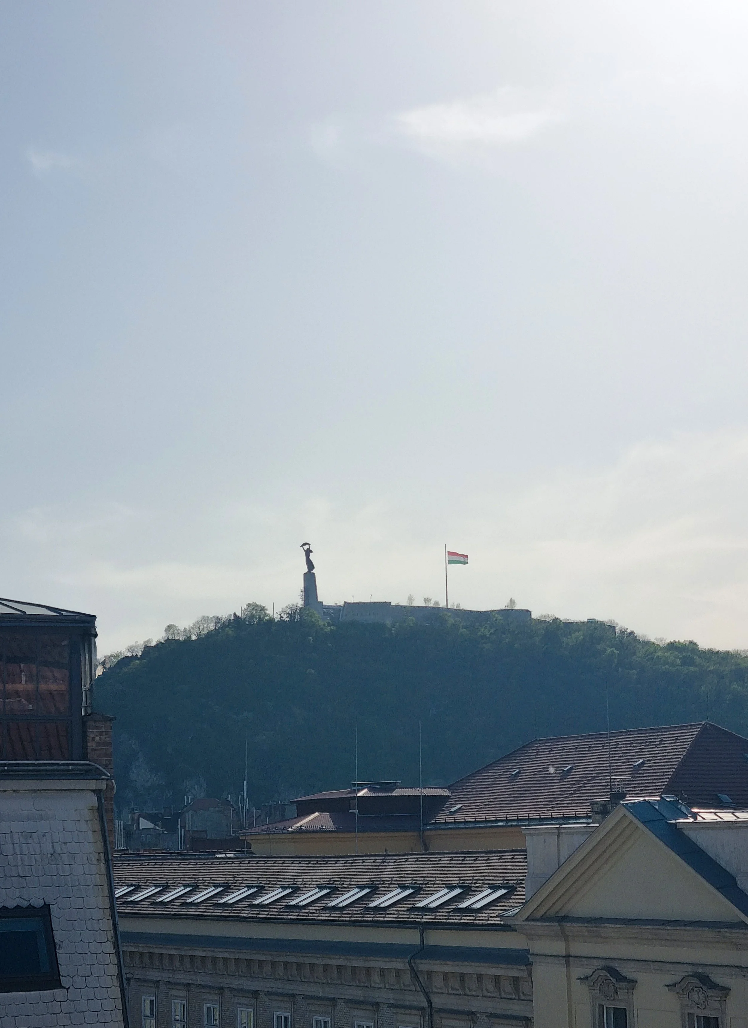 Kilátás a Gellért-hegyre, a Szabadság szoborra és a Citadellára a K4Lofts tetőteraszáról.