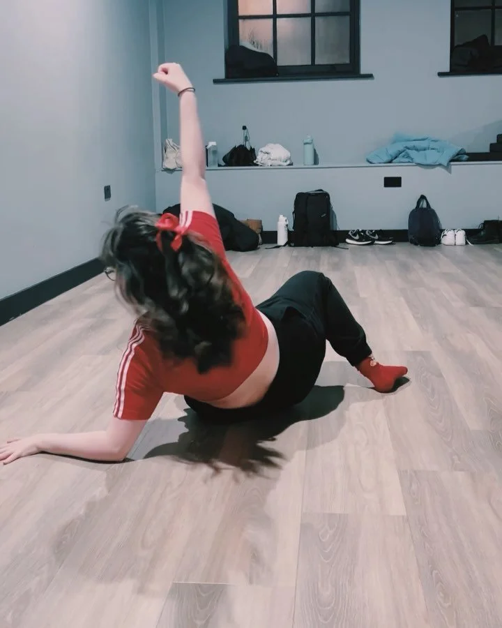 contemporary with @hannahmalonedance 🫧🕊️
taking class with hannah is my absolute favourite. i have adored & admired hannah since the moment i met her in the first year of my degree, her being in her second, and to get to witness her grow and e