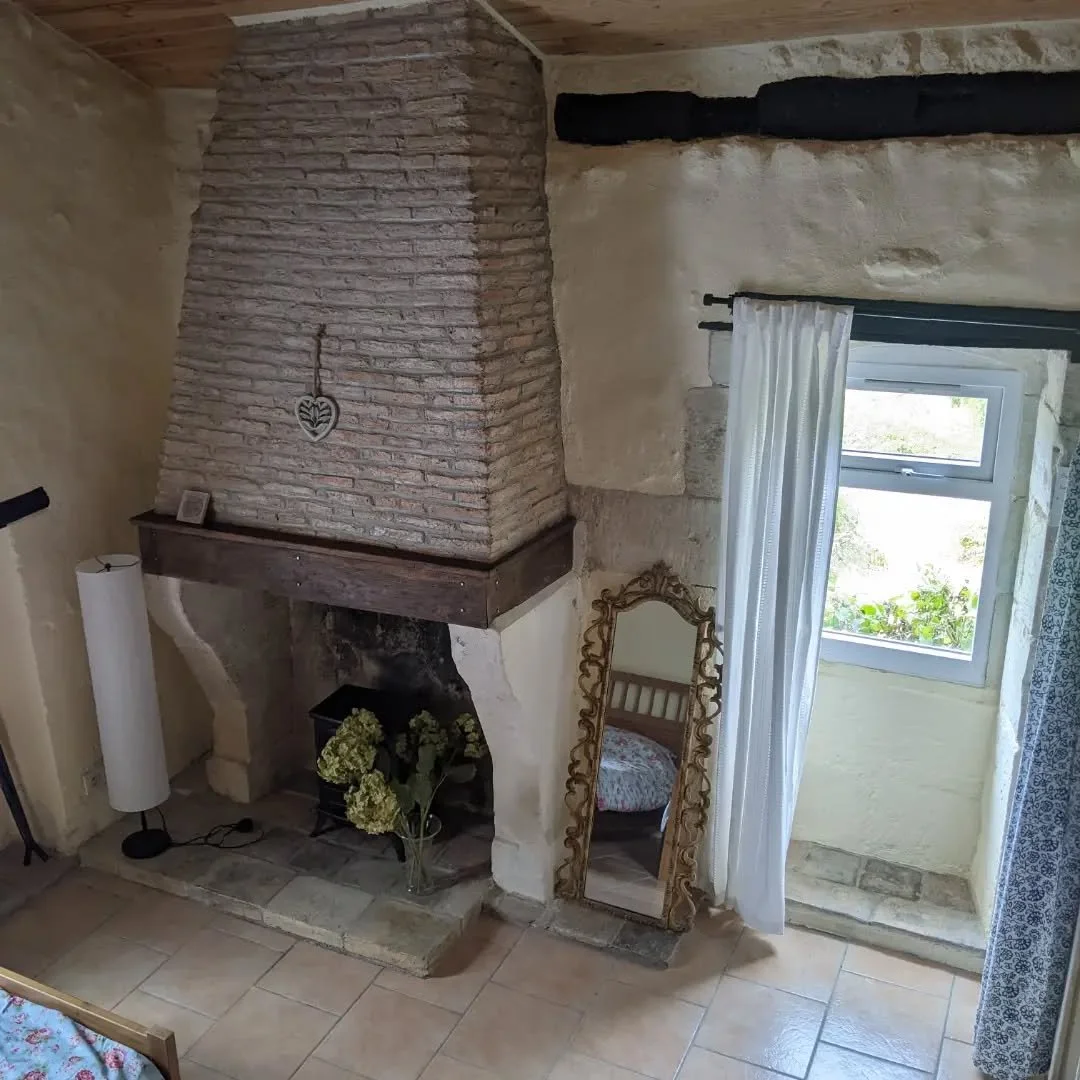 Chaque chambre dispose d'une salle de bains privative. Nous avons deux chambres ici&nbsp;: l'une avec deux lits simples, l'autre avec un lit double.

Each bedroom has an ensuite bedroom. We have two bedrooms here, one with two single beds, the other 
