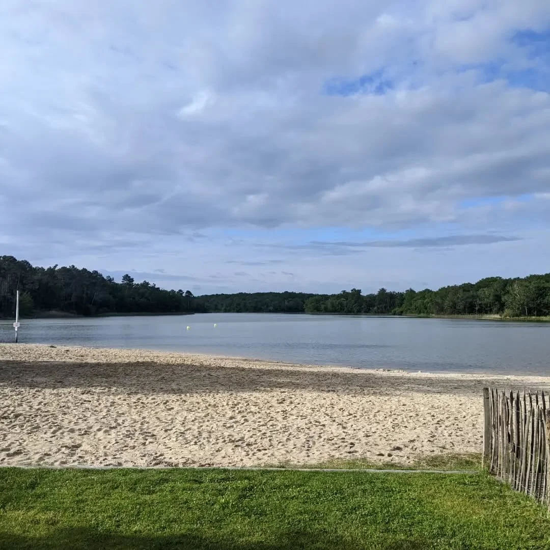 La saison des sports nautiques a commenc&eacute;. On se baigne (et on fait du paddle) &agrave; profusion ici dans le Sud-Ouest de la France.

Water season has begun. Lots of swimming (and paddle) here in South West France.