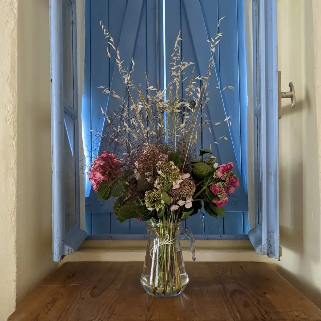 Un magnifique bouquet de fleurs provenant du jardin d'un des participants au club d'art.

A gorgeous bunch of flowers from one of the art club attendees' garden.

#fleur #cutflowers #flowers