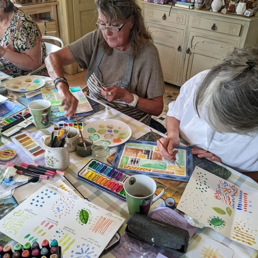 An abstract watercolour afternoon recently. We explored different patterns and colour schemes and enjoyed seeing the final result. 

R&eacute;cemment, nous avons pass&eacute; un apr&egrave;s-midi &agrave; peindre &agrave; l'aquarelle abstraite. Nous 
