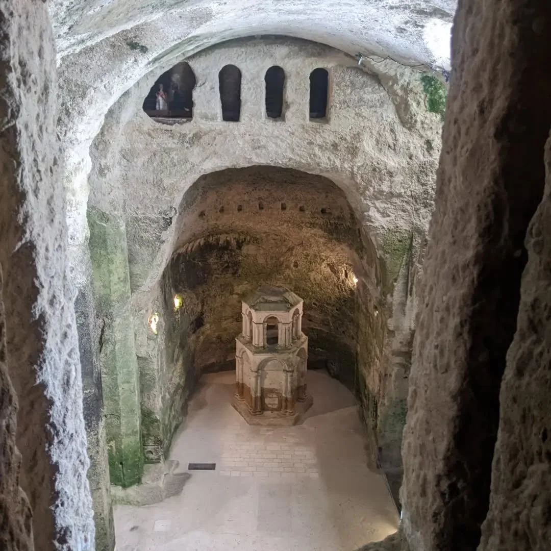 M&ecirc;me apr&egrave;s plus de 20 ans &agrave; visiter Aubeterre-sur-Dronne, je prends toujours plaisir &agrave; visiter l'&eacute;glise monolithique.

Even after over 20 years visiting Aubeterre-Sur-Dronne, I still enjoy a visit to the monolithic c