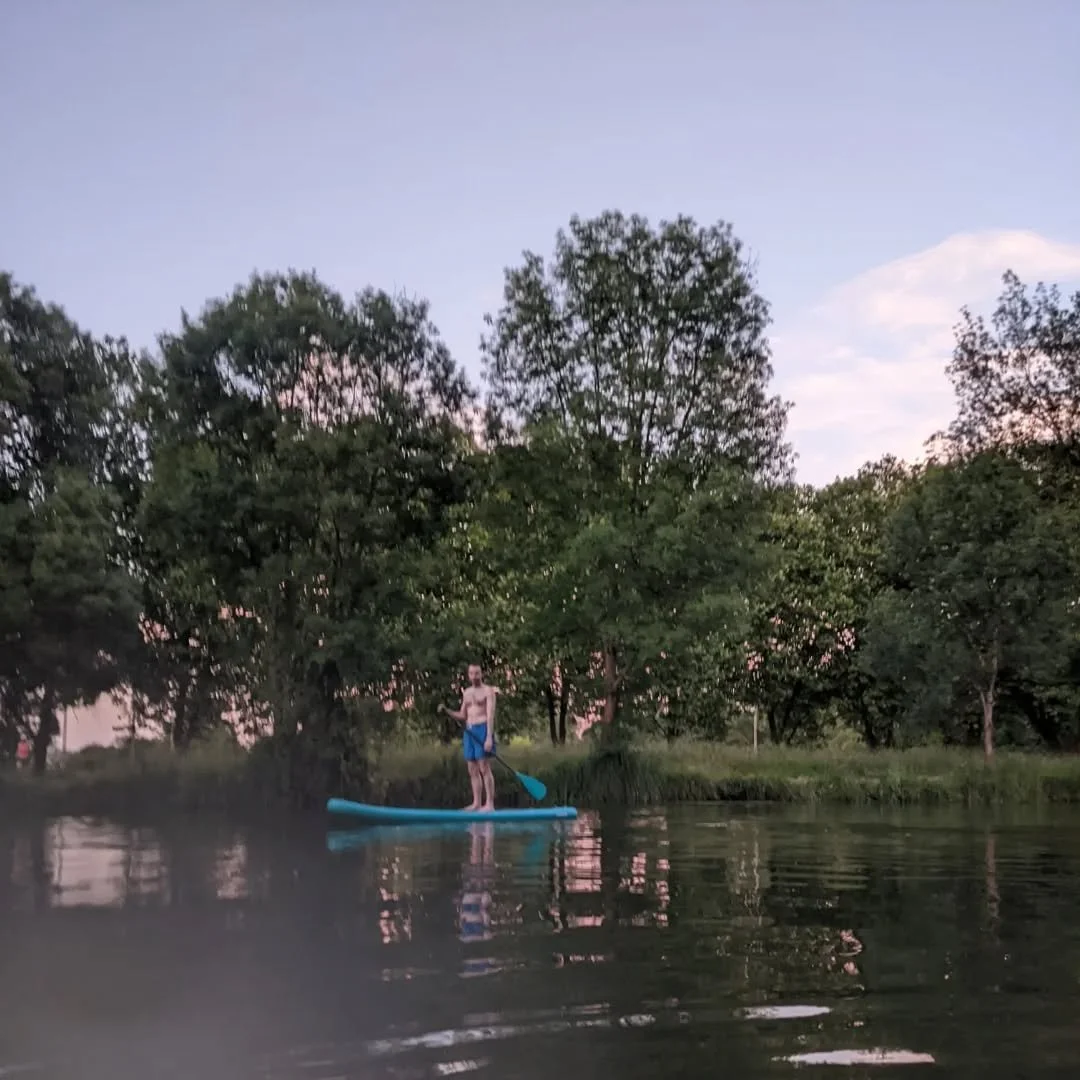 Evening river paddles with friends and happily falling off into the cool water. 

Faire du paddle en rivi&egrave;re le soir avec des amis et se laisser tomber joyeusement dans l'eau fra&icirc;che.

#infinementcharente #sudcharente #sudouest