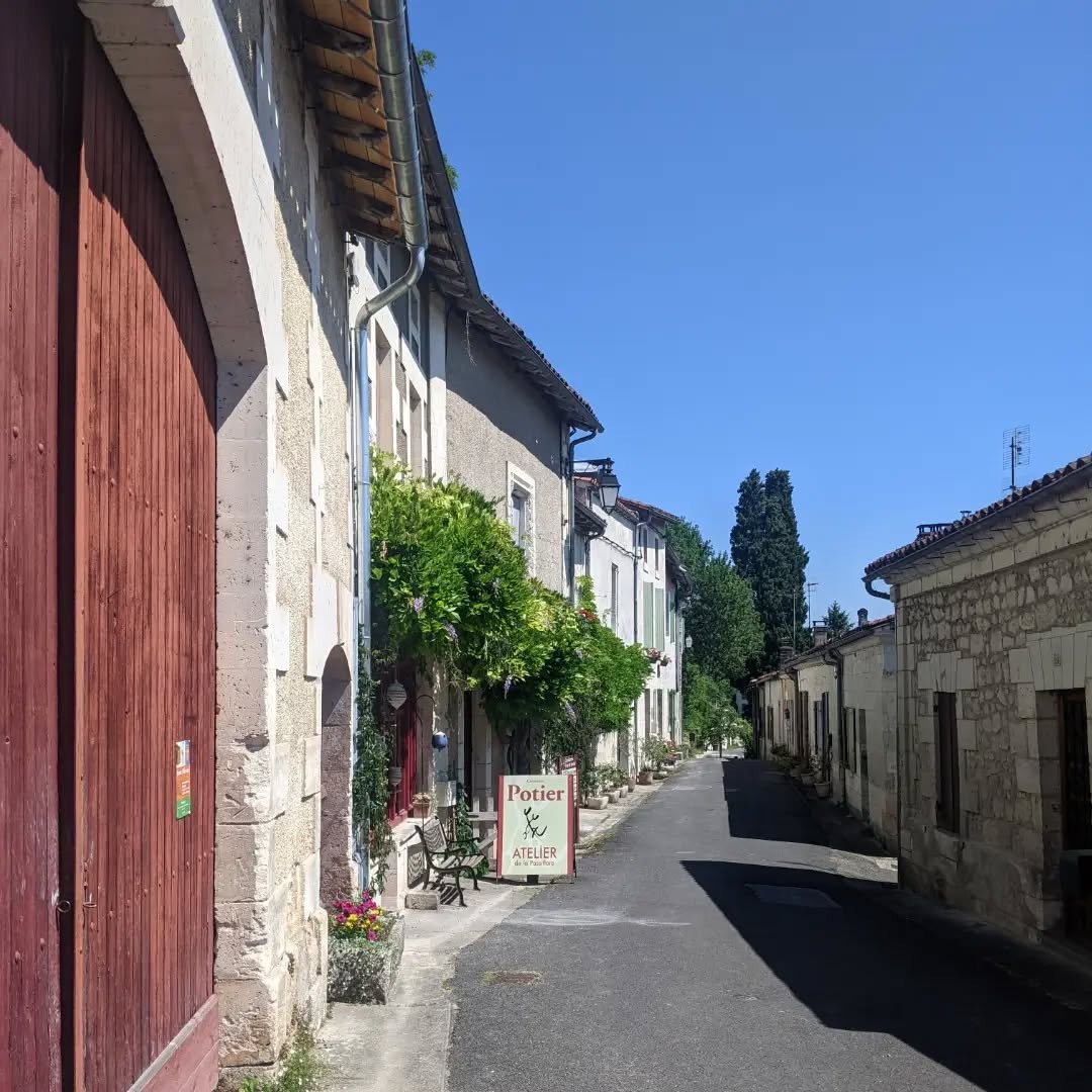C'est toujours un plaisir de fl&acirc;ner &agrave; Aubeterre avec une glace !

Always lovely to stroll around Aubeterre with an ice cream. 

#infinementcharente #sudouest #nouvelleaquitaine #beauxvillagesdefrance #lavalettetudedronne