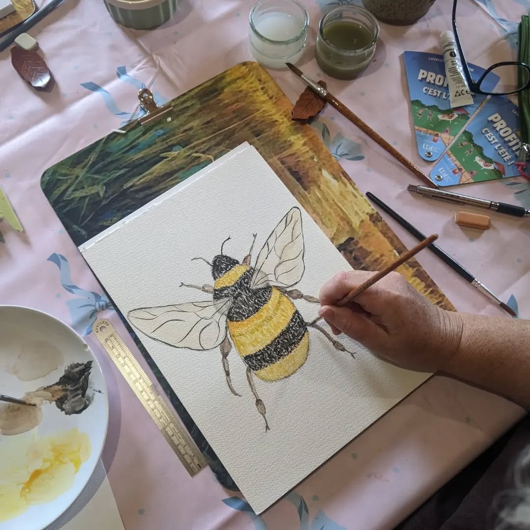 Some of the lovely watercolour bees. Quelques-unes des ravissantes abeilles &agrave; l'aquarelle.