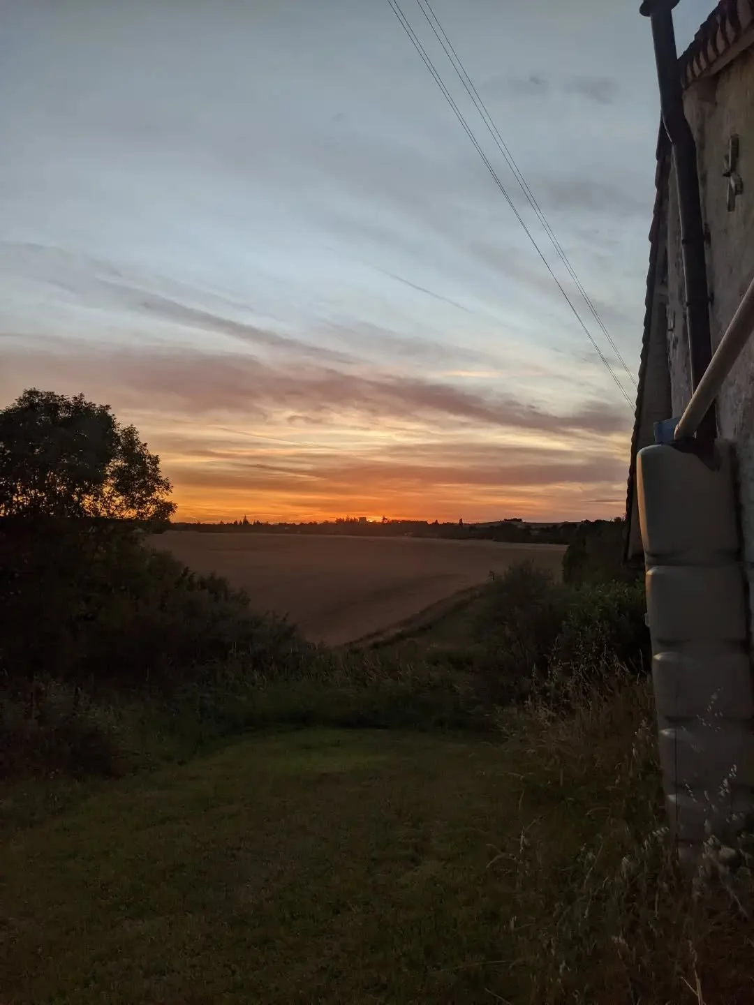Sunets over Rustic Retreat. Couchers de soleil sur une retraite rustique.